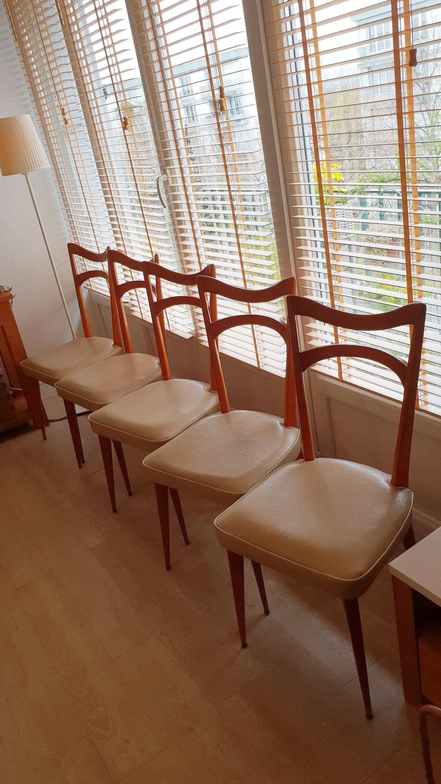 Set of 5 vintage chairs in skai