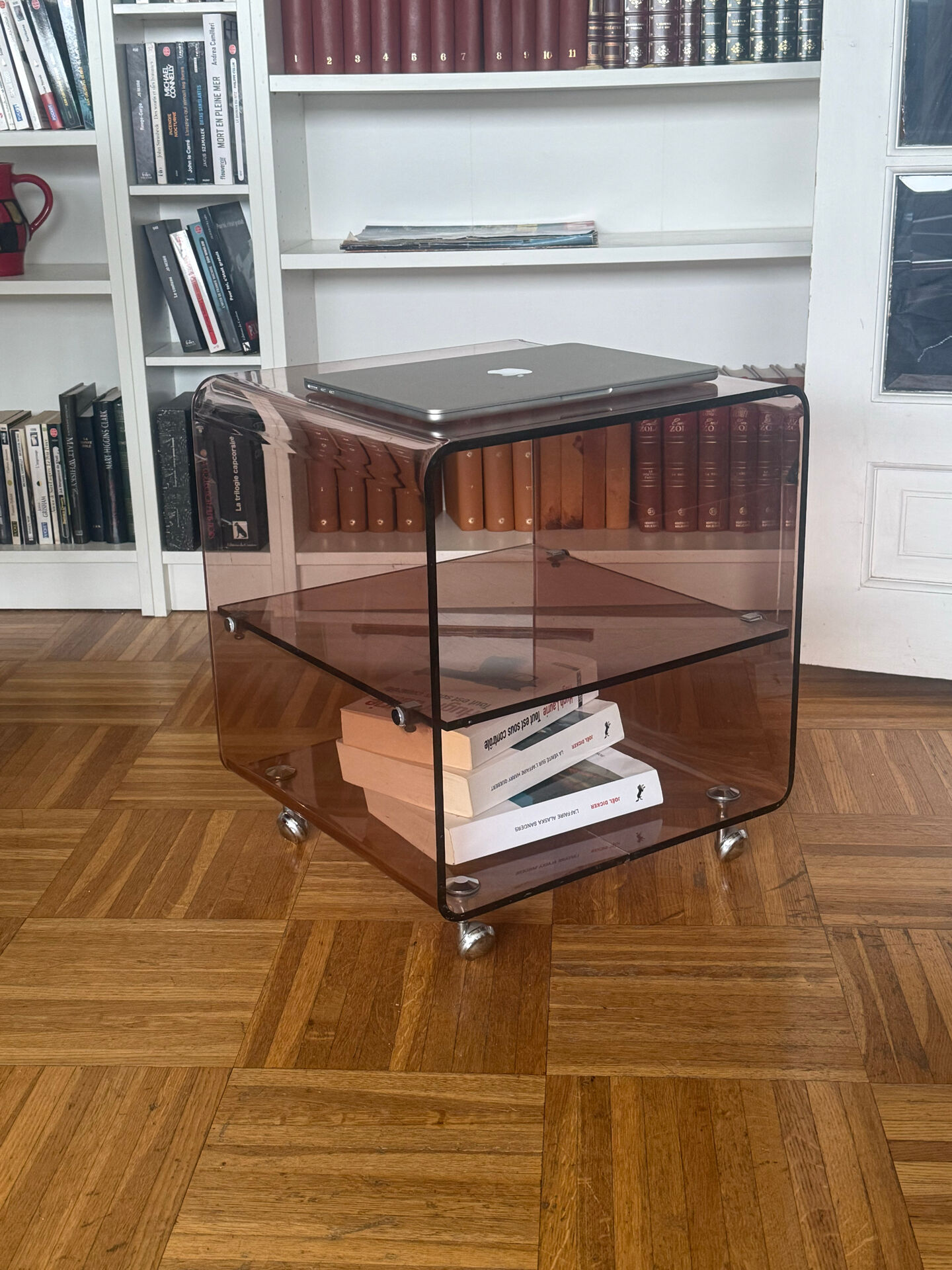 Table basse Michel Dumas en Plexiglas fumé 