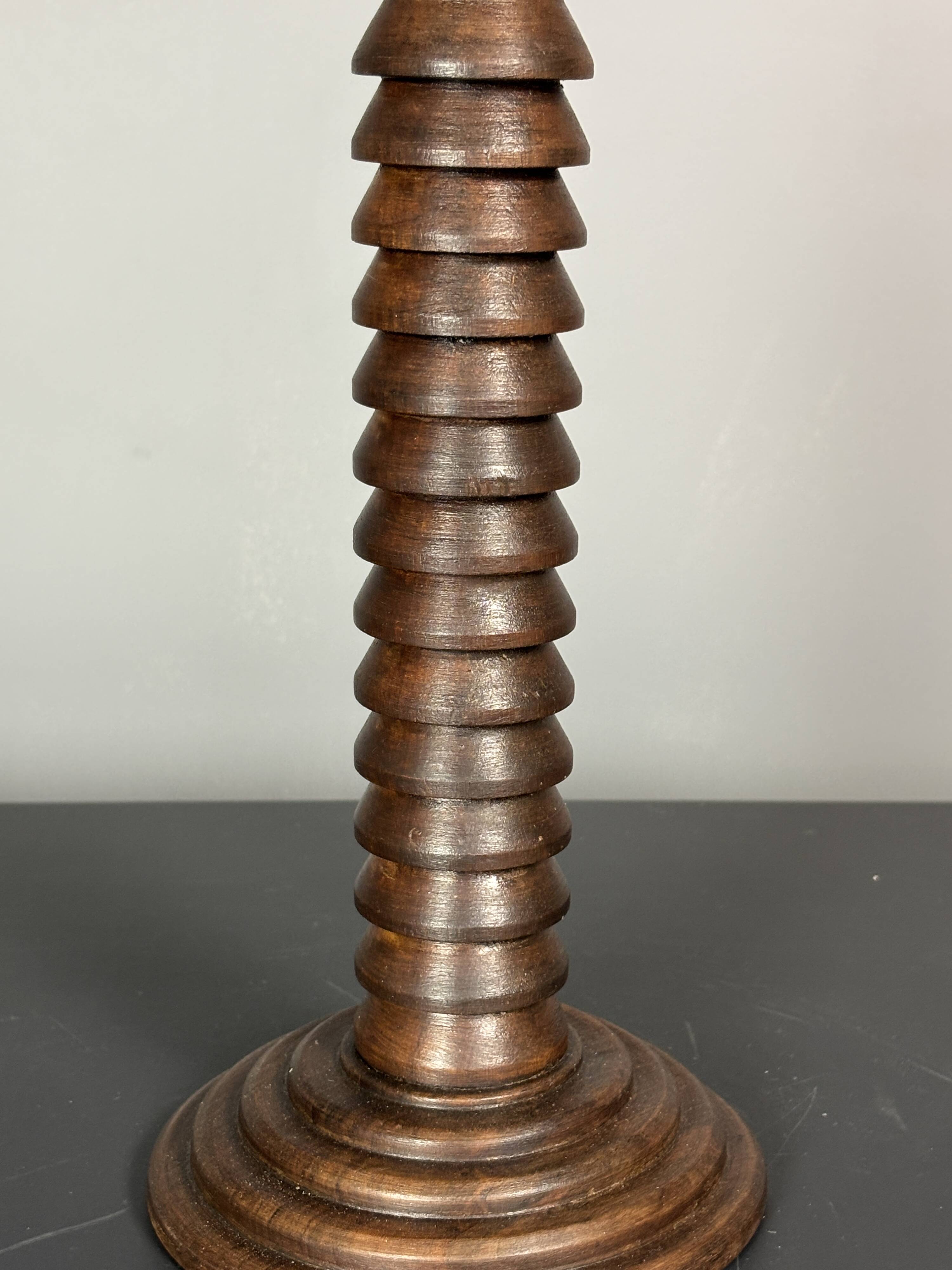 Lampe de table en bois tourné brutaliste du milieu du siècle dans le style de Charles Dudouyt, années 1950.