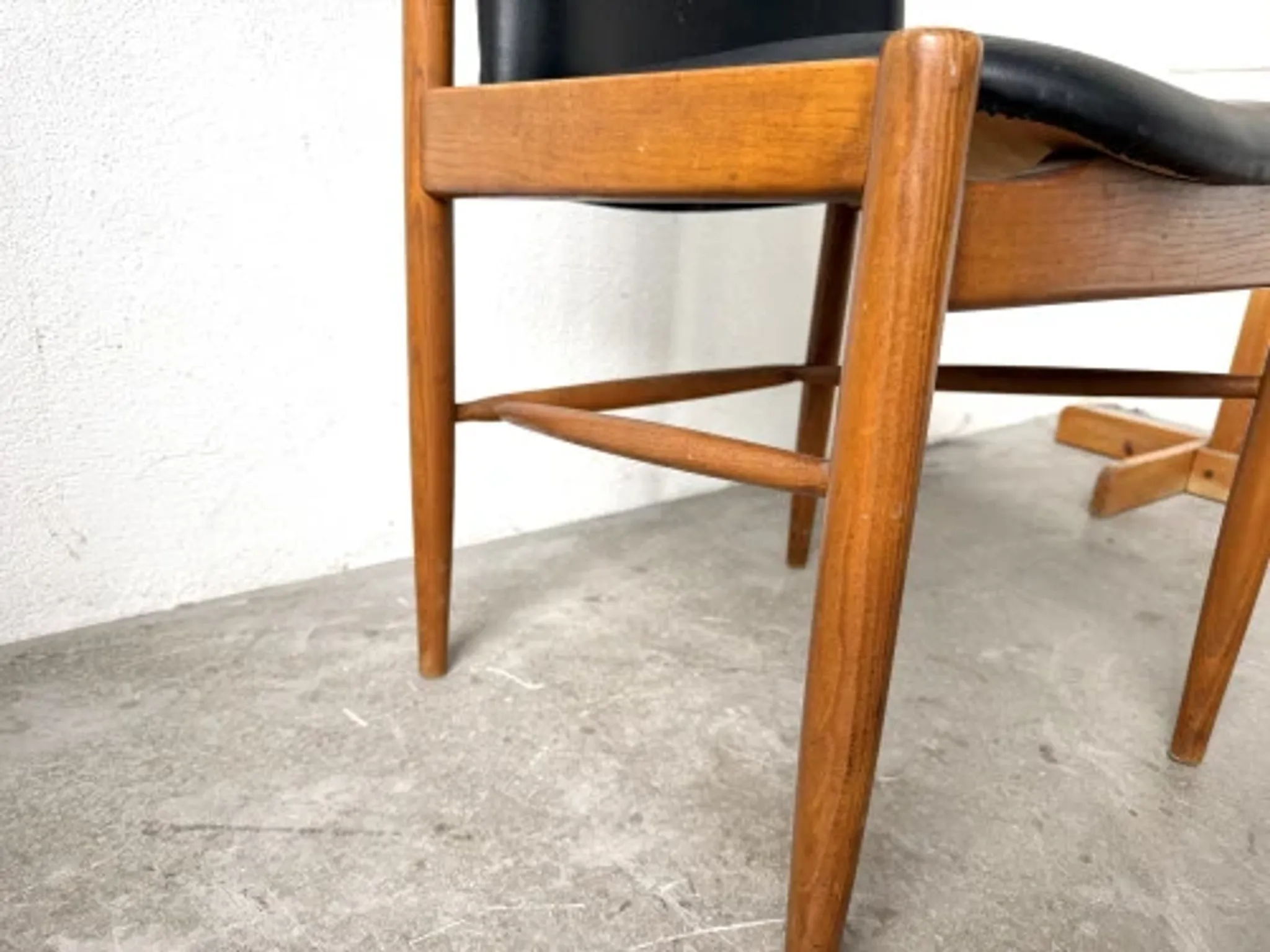 Scandinavian chair in beech and black faux leather, 1960s