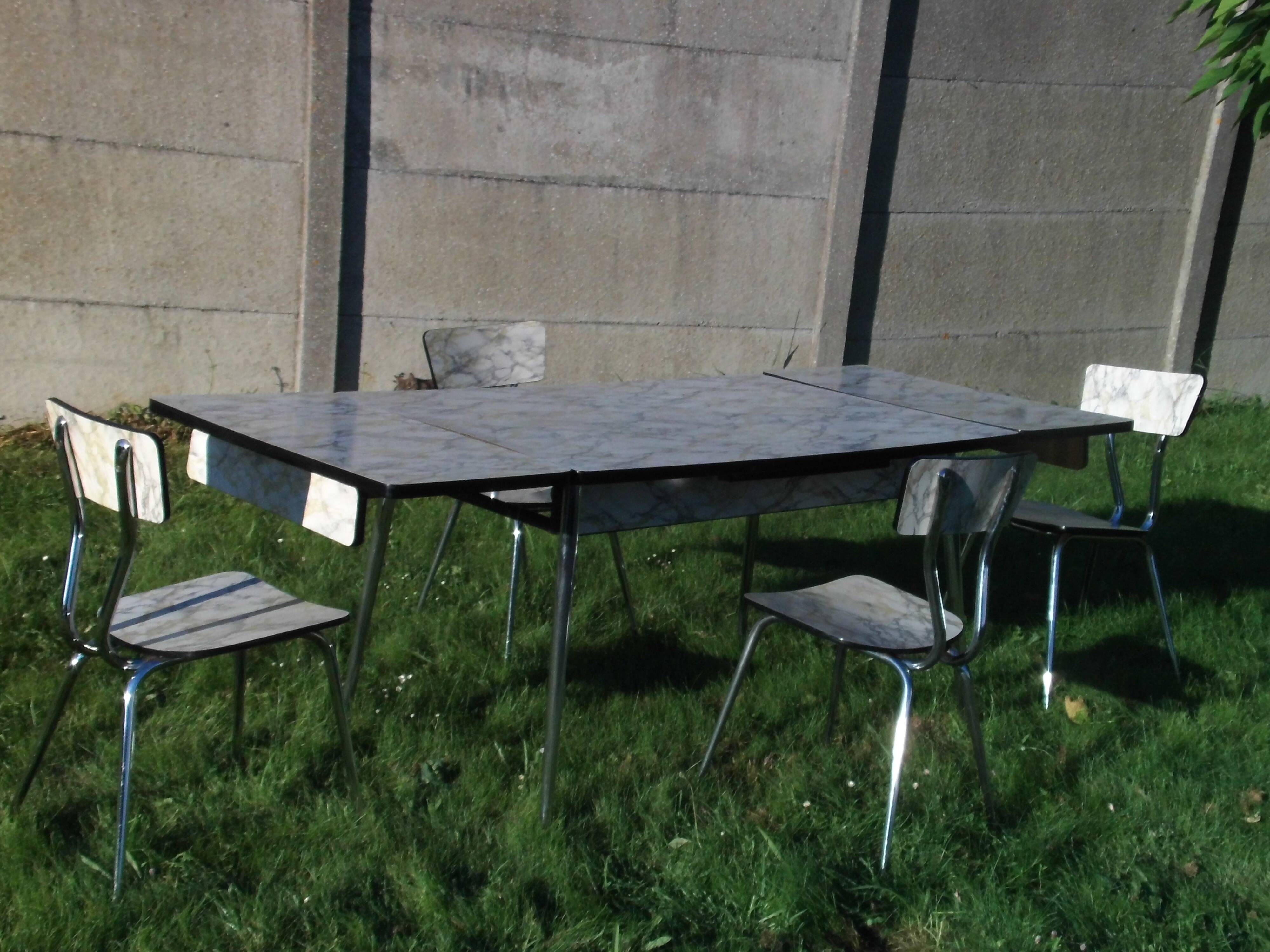 Table formica marble and 4 matching vintage chairs