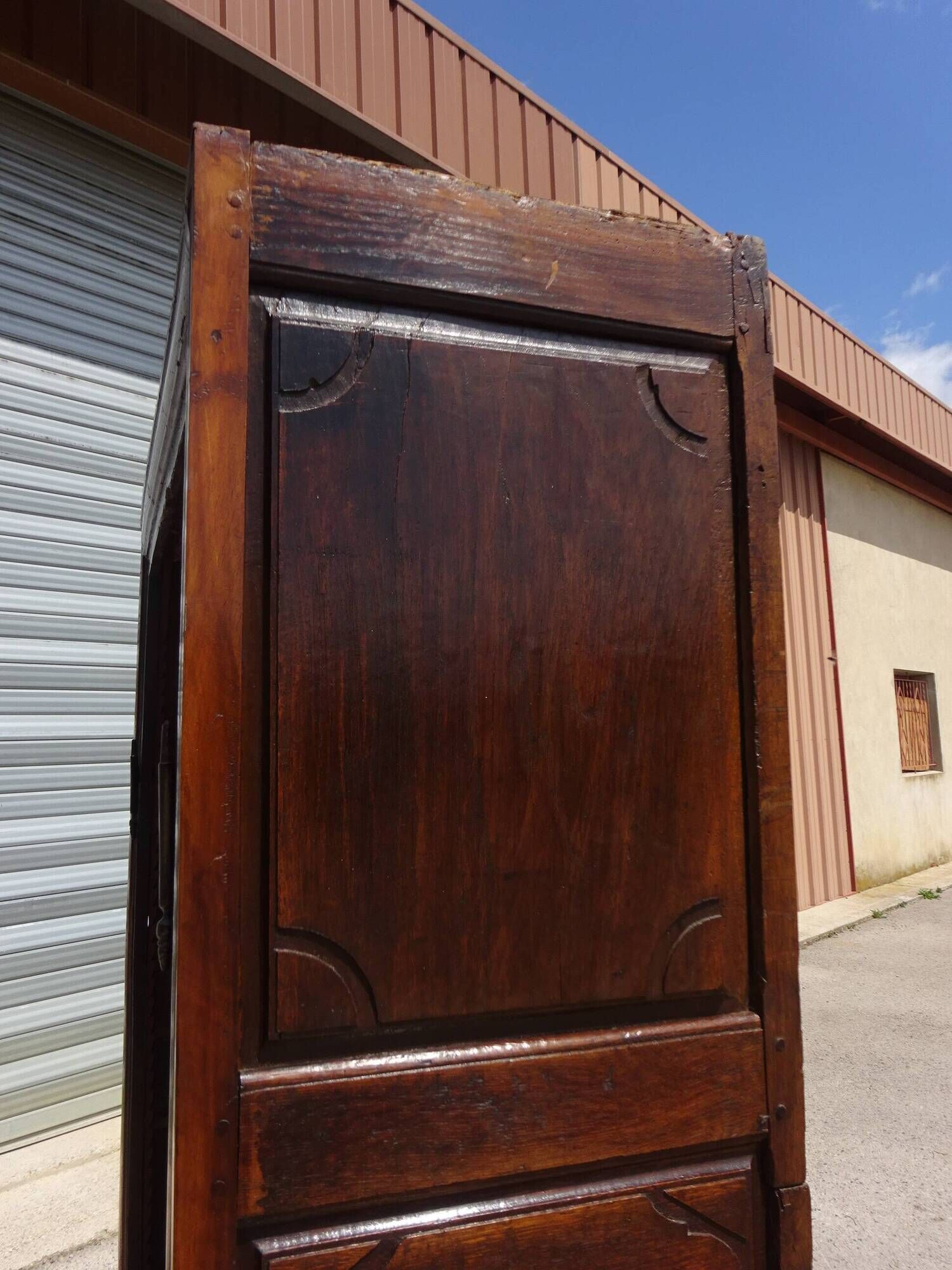 Ancienne armoire Louis XIII en noyer massif