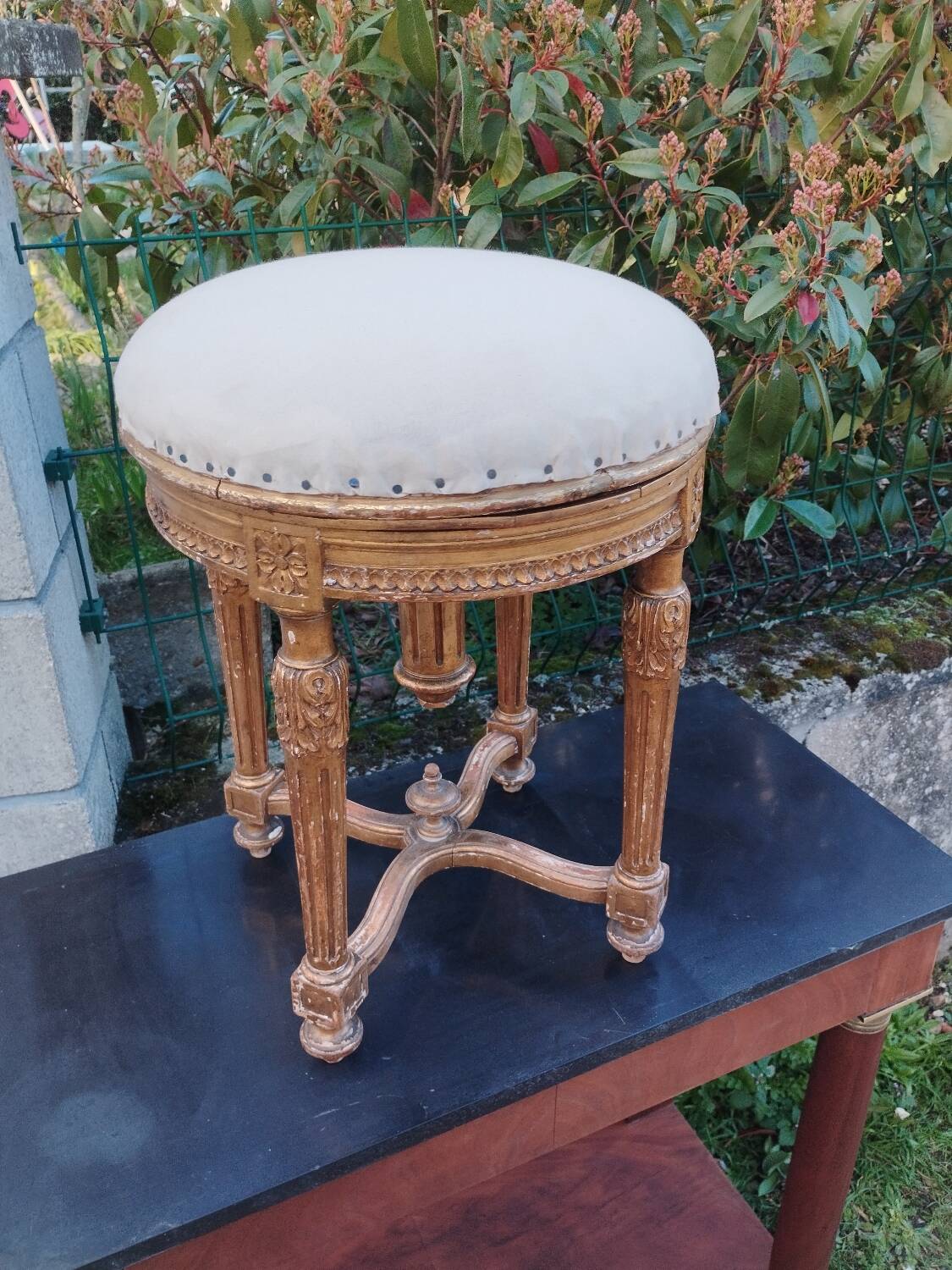Antique piano stool in gilded wood, Louis XVI style.