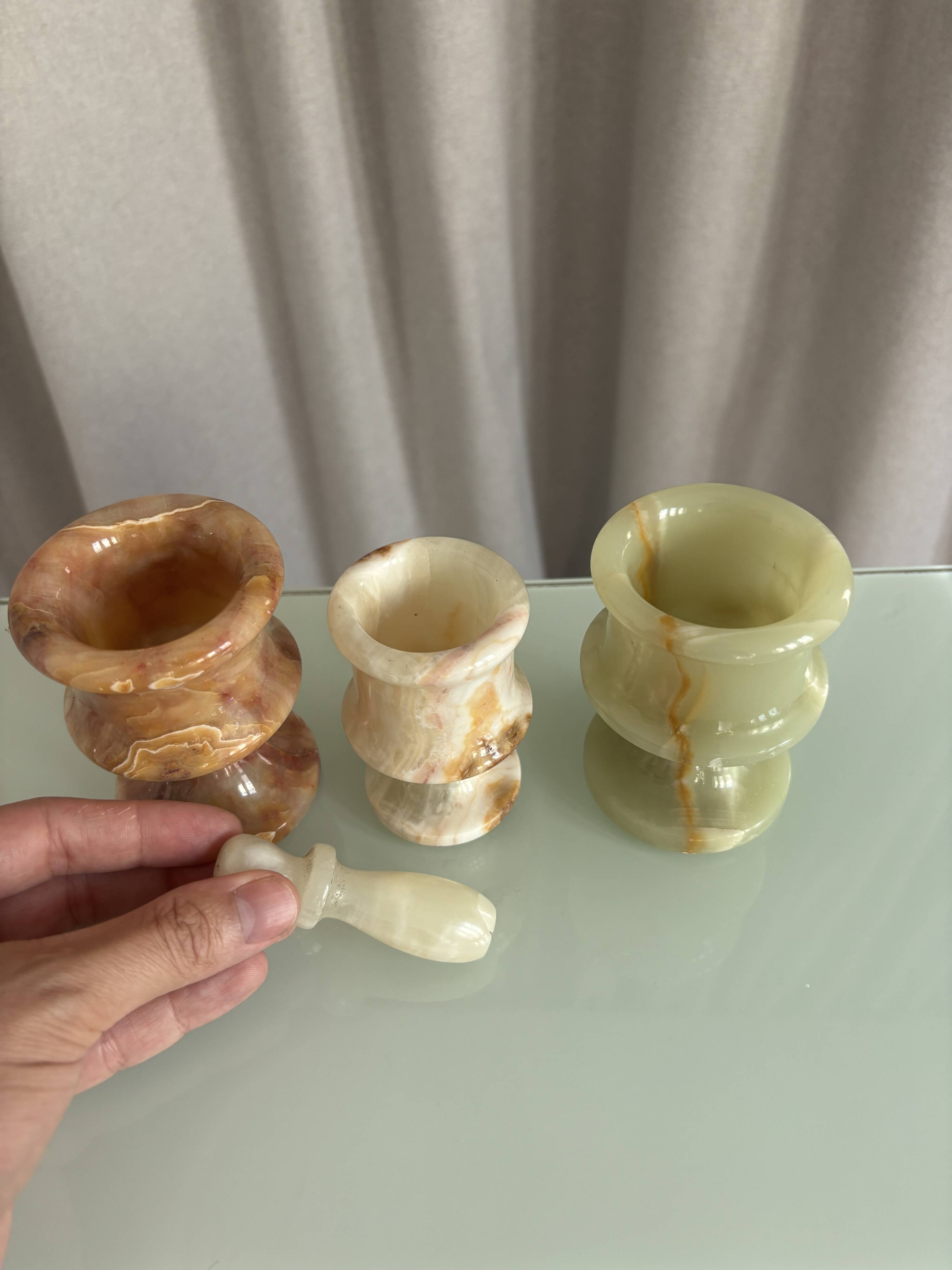 3 vases en onyx sculptées à la main