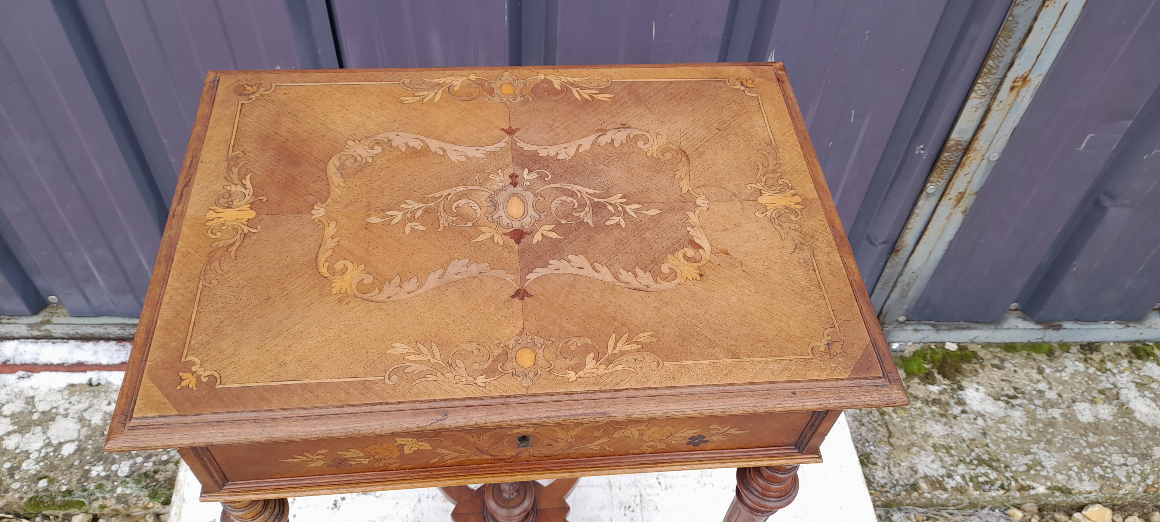 Travailleuse en marquetterie décor de fleurs, miroir et clé