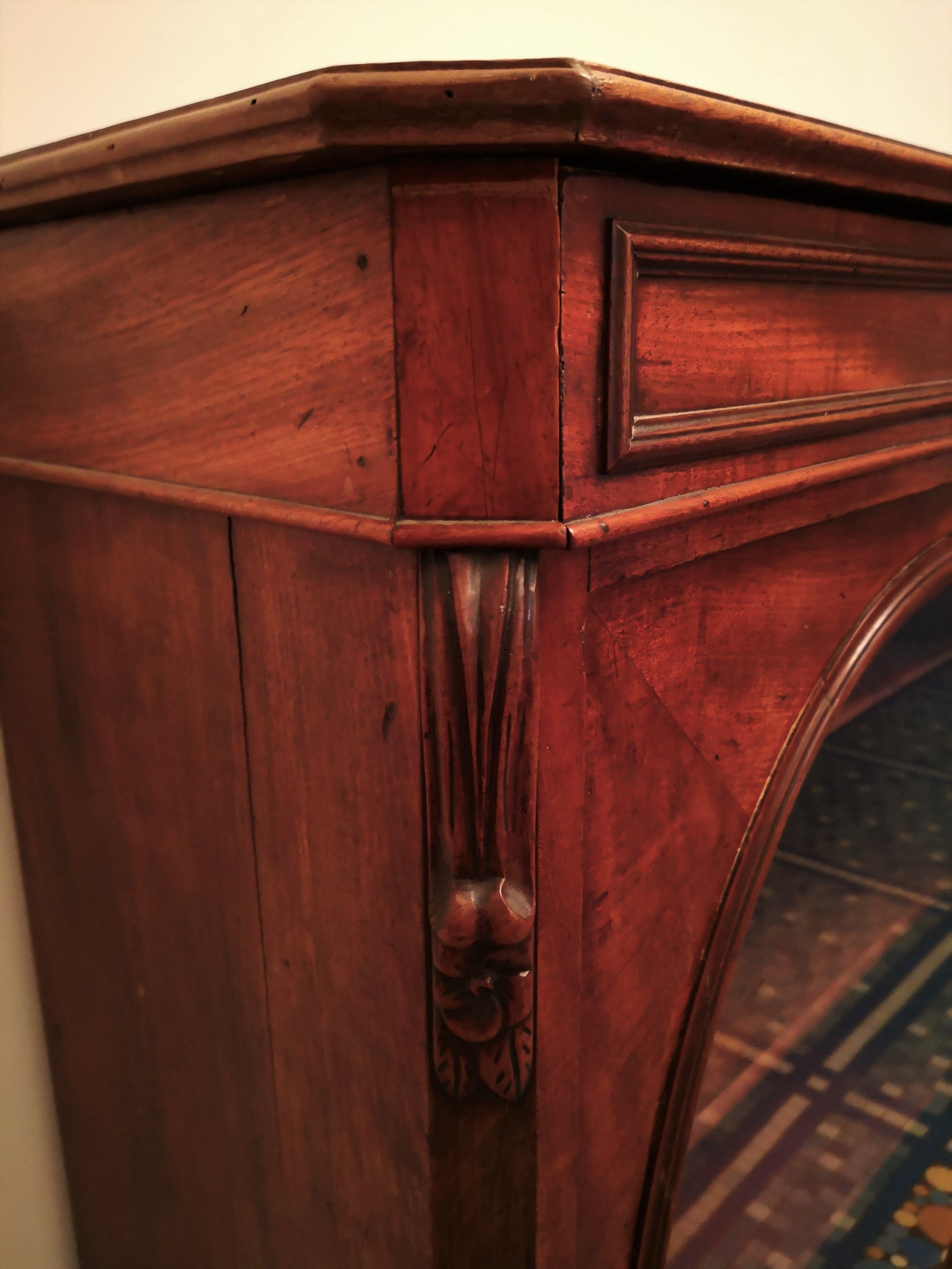 Old wood showcase with English charm