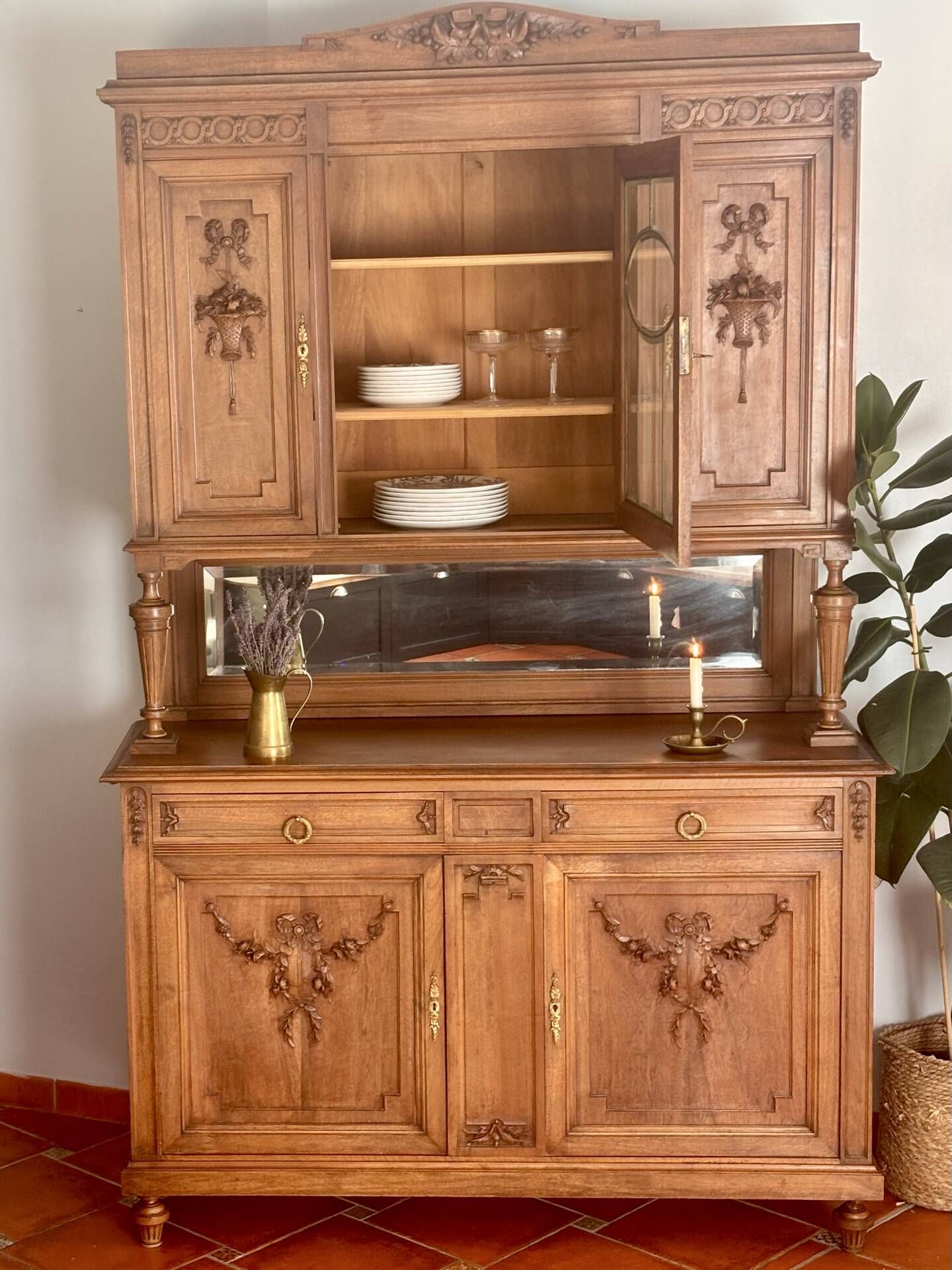 Buffet deux corps en style Louis XVI en chêne sculpté avec miroir – Born