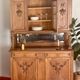 Buffet deux corps en style Louis XVI en chêne sculpté avec miroir – Born
