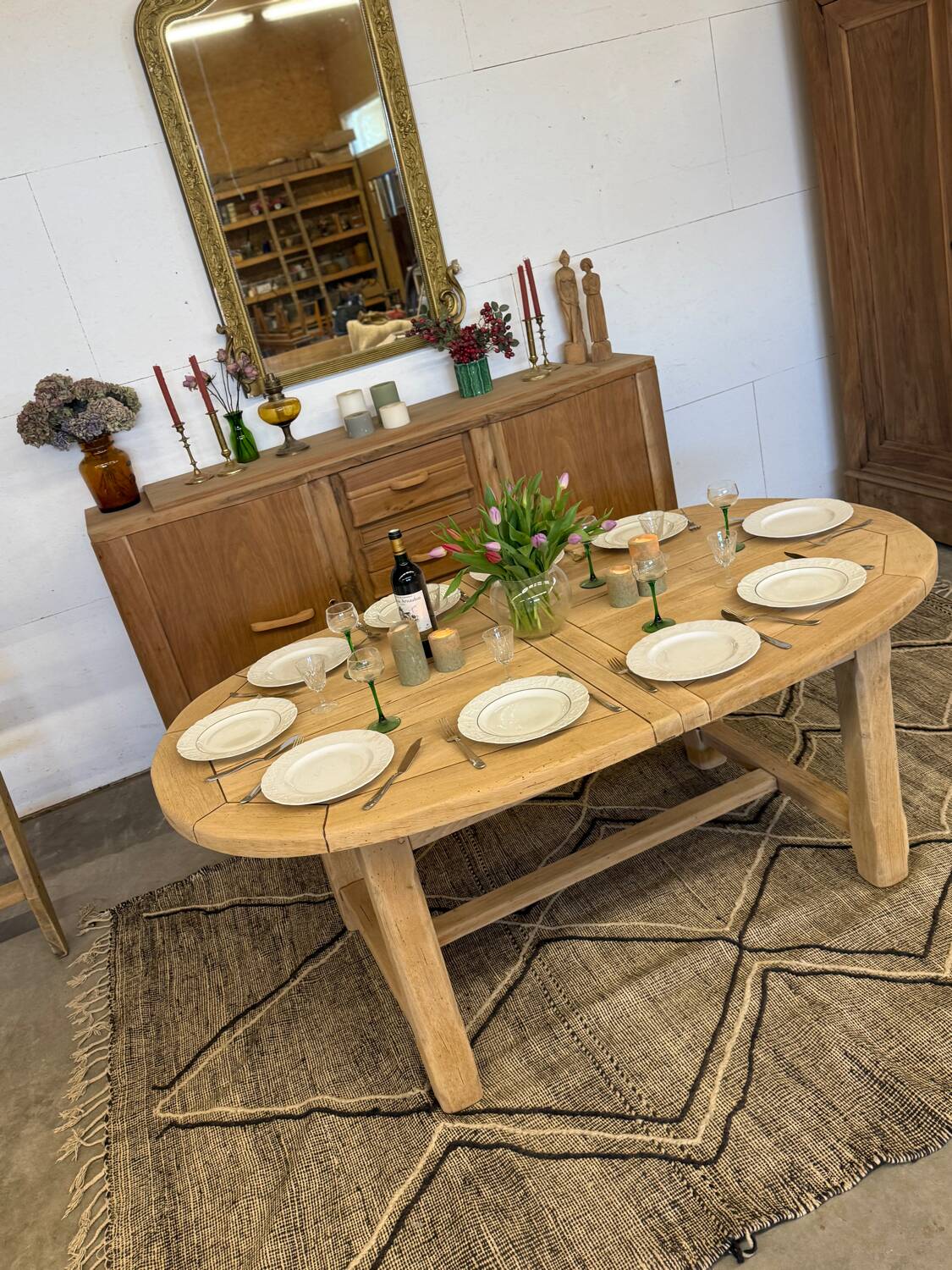 Extendable farmhouse table in solid oak