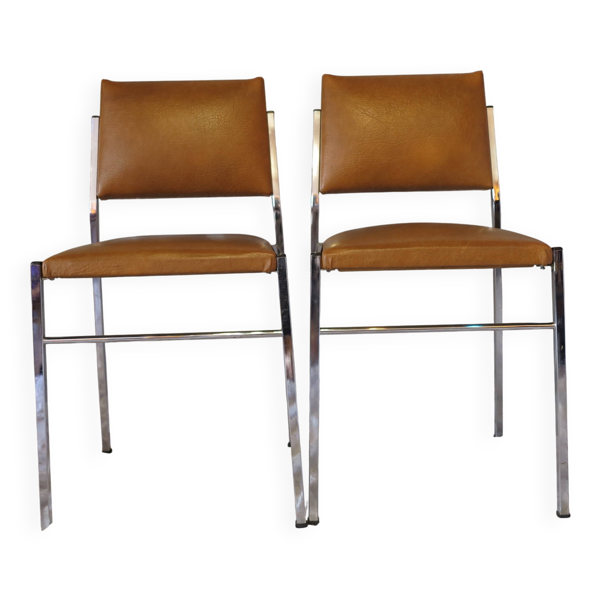 Pair of modernist chairs in chromed metal and imitation leather