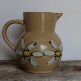 Water pitcher vase old décor daisies