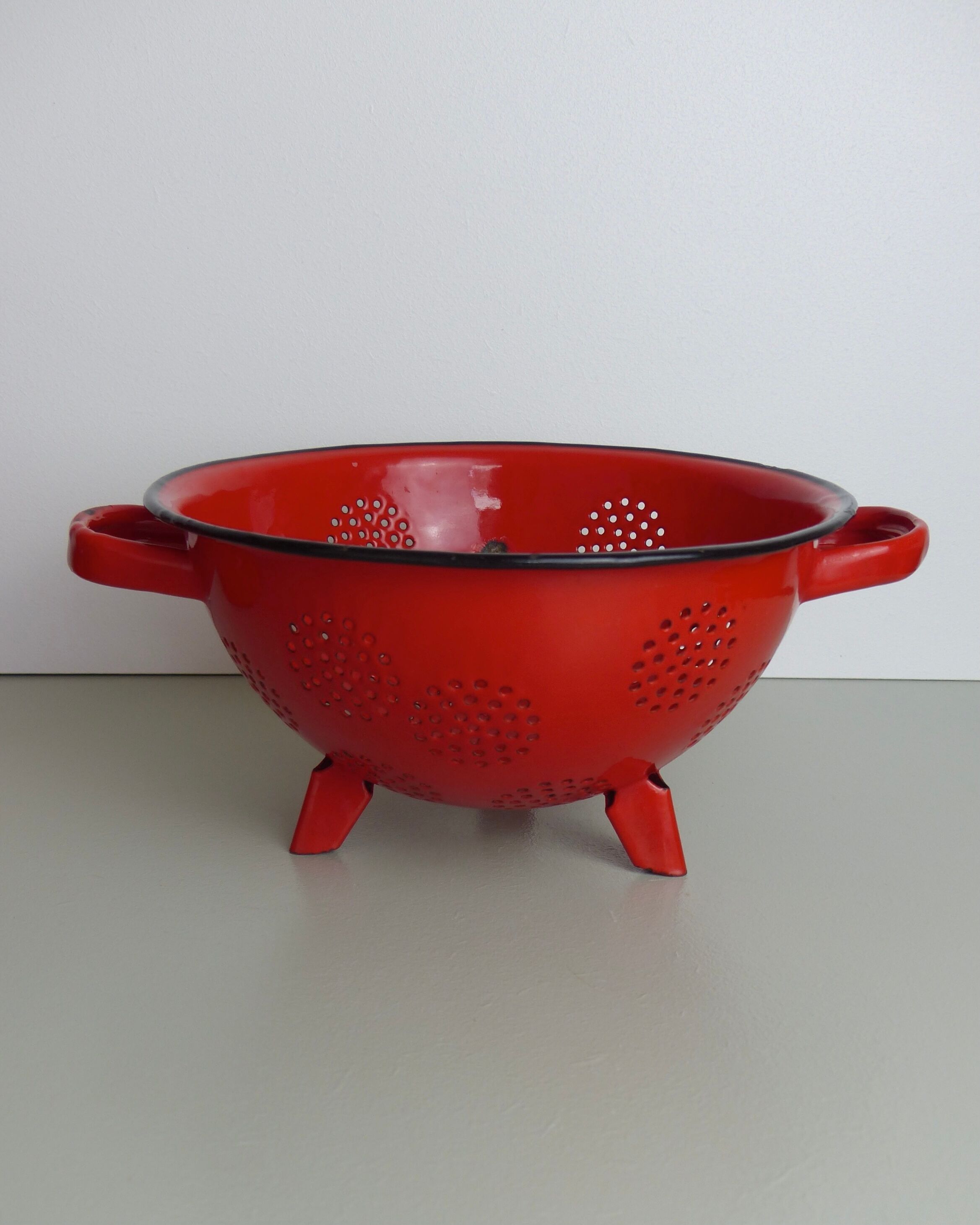 Set milk pot, kettle, coffee maker and red enamelled strainer
