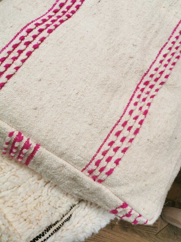 Housse de pouf berbère  kilim à rayures roses fuchsia