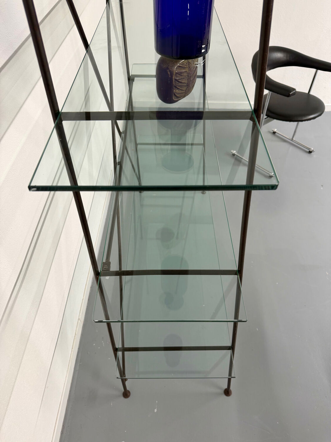 Étagère vintage moderniste en métal et verre design francais année 50