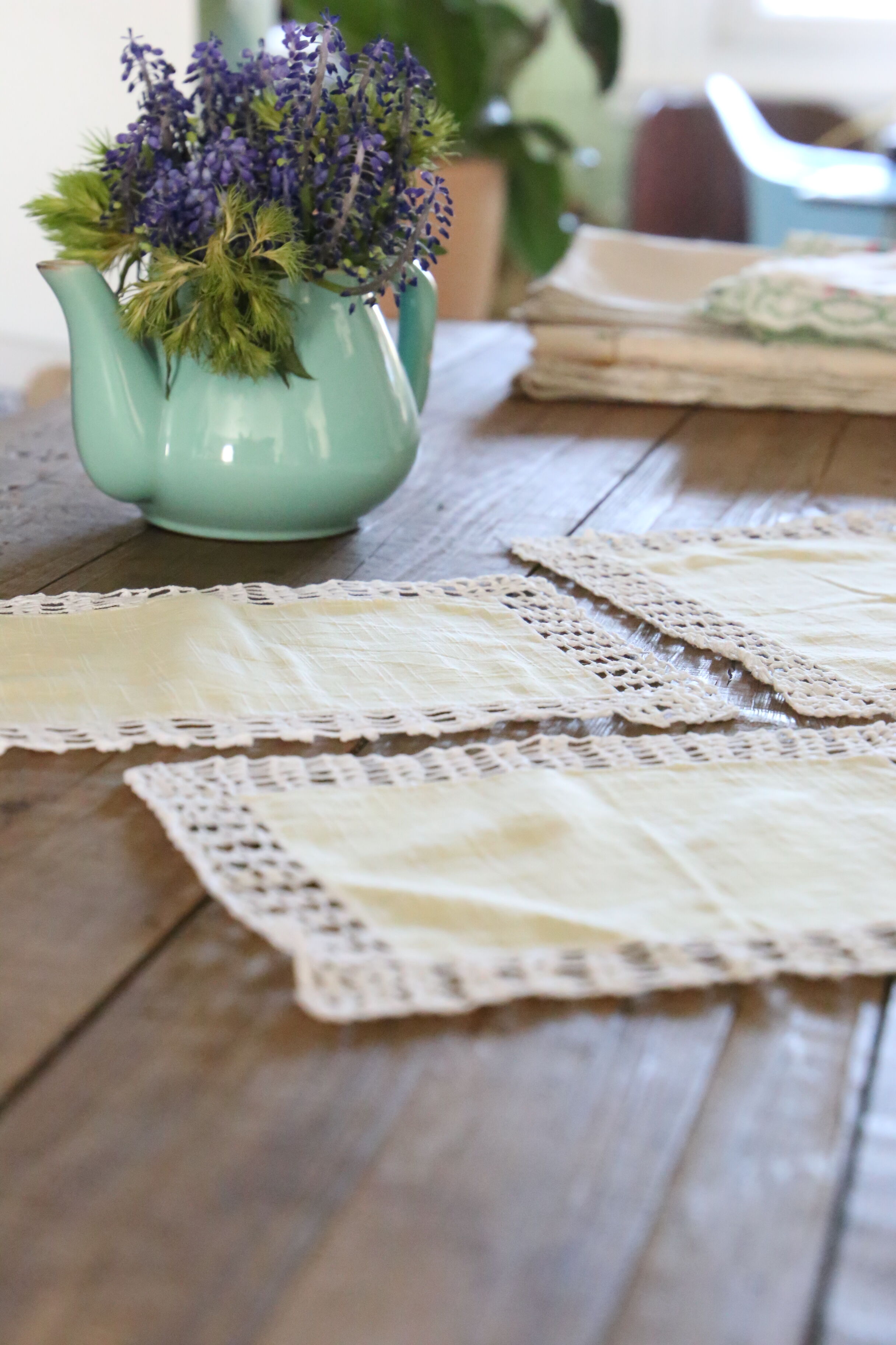 Trio de napperons rectangulaires en coton jaune pâle et broderies crochet