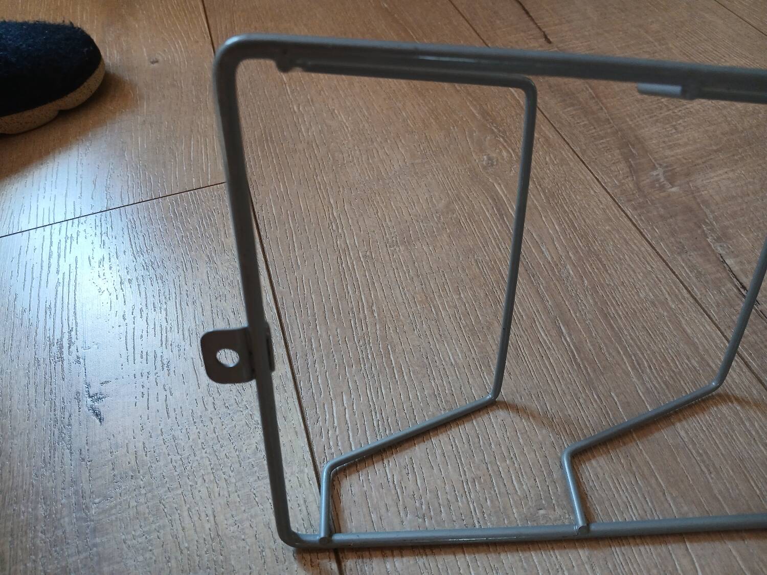 Metal wall-mounted magazine/book rack