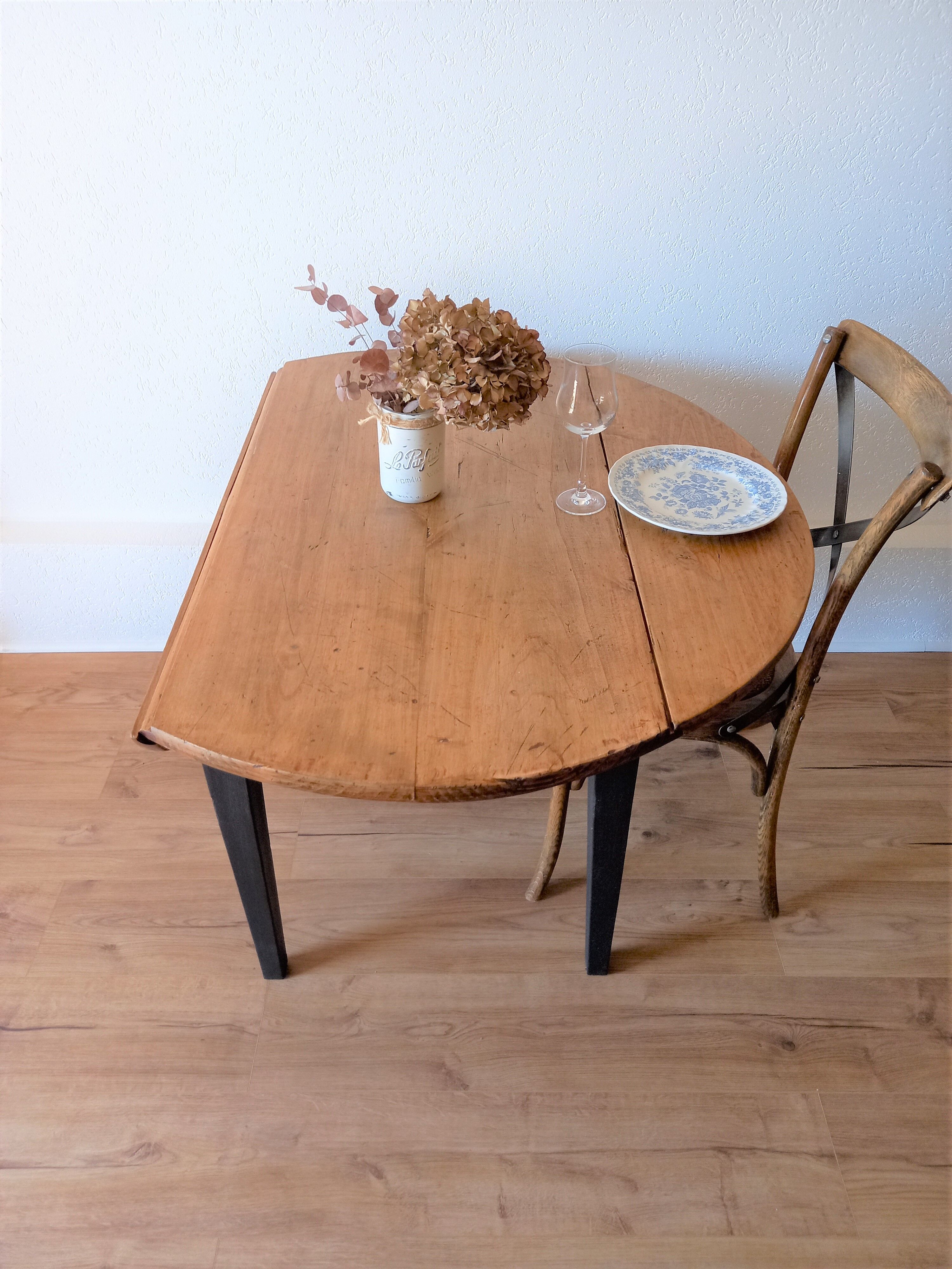 Round table with flaps