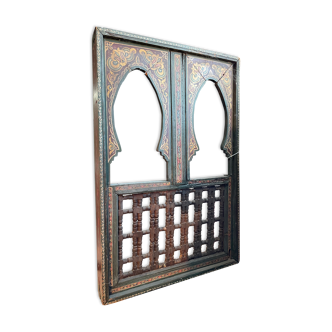 Ancienne fenetre à moucharabieh en bois décor peint polychrome bois sculpté et tourné, Maroc