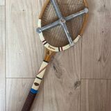 Tennis racket with maxima rachette tensioner