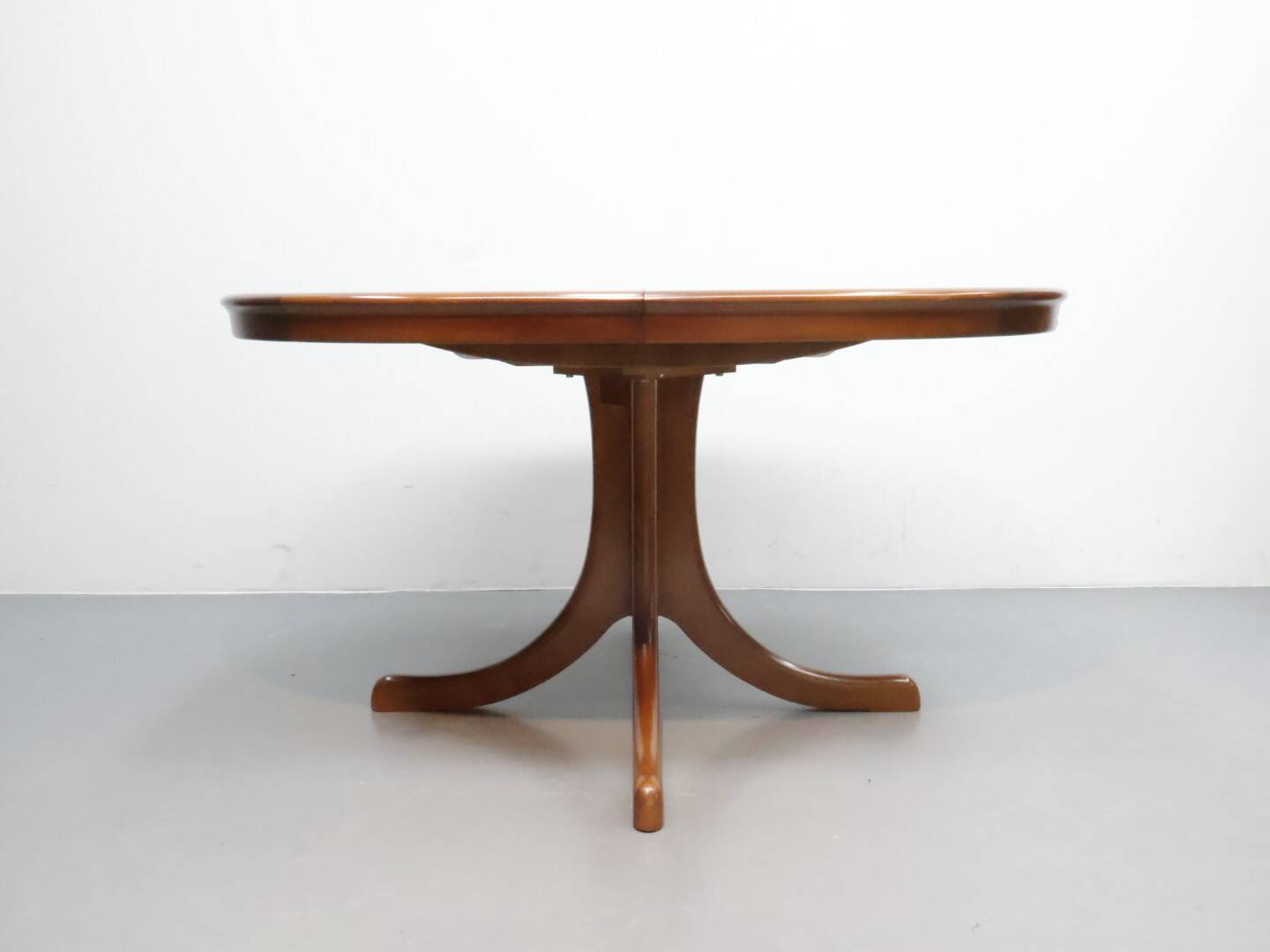 eettafel Lubke notenhout verlengbaar ovaal