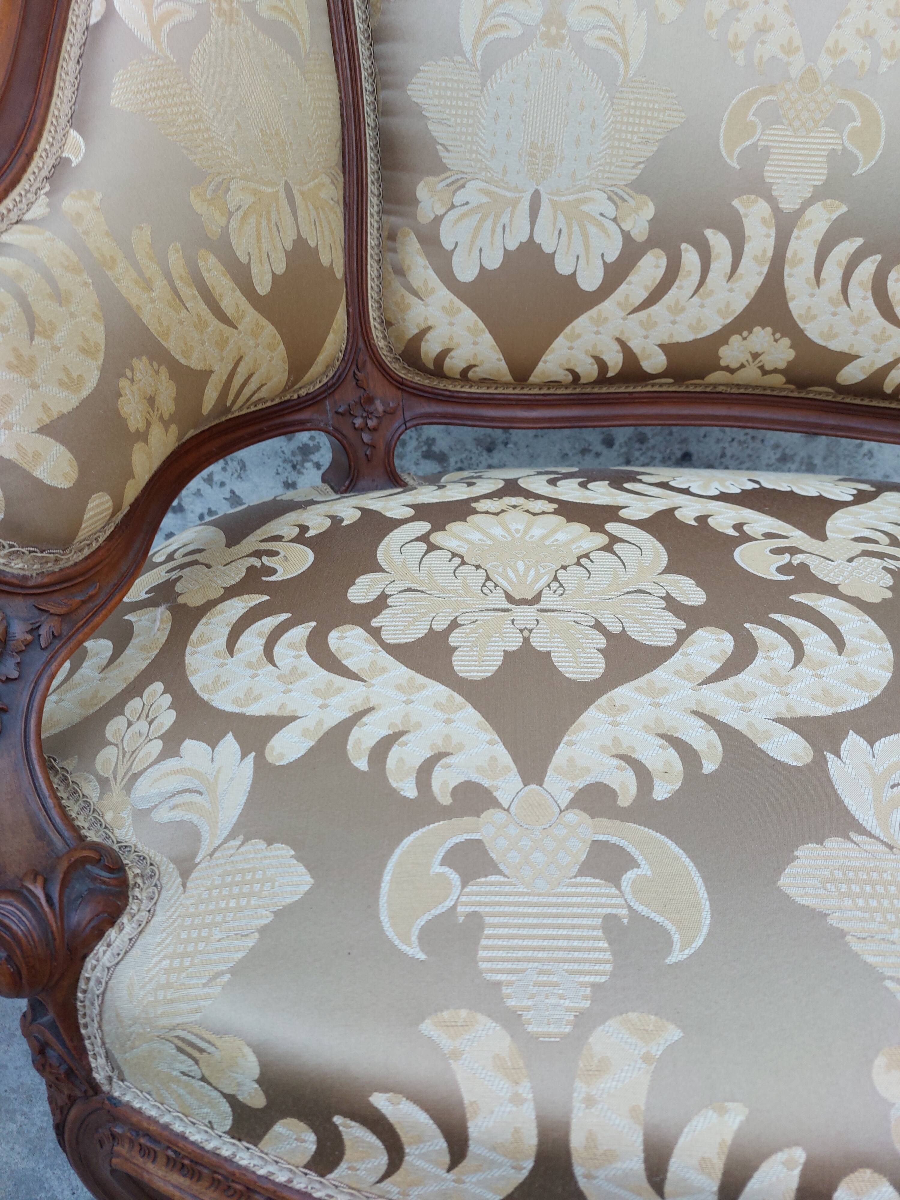 Fauteuil bergère louis XV en Noyer sculpté