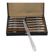 12 dessert, cheese, and hors d'oeuvre knives Grand Prix, Art Deco in silver-plated metal.