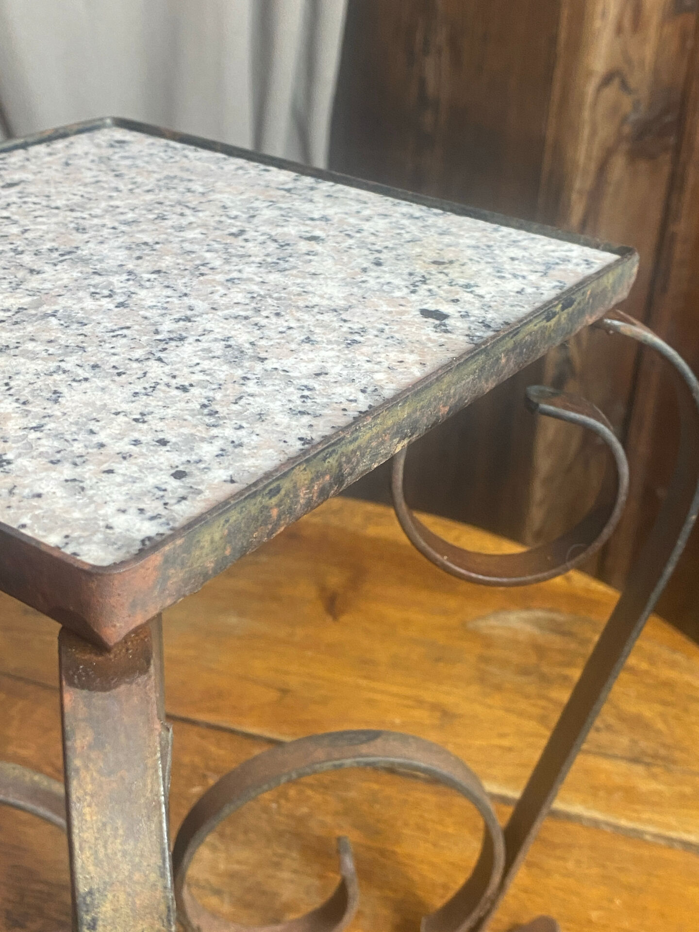 Occasional table in wrought iron and marble