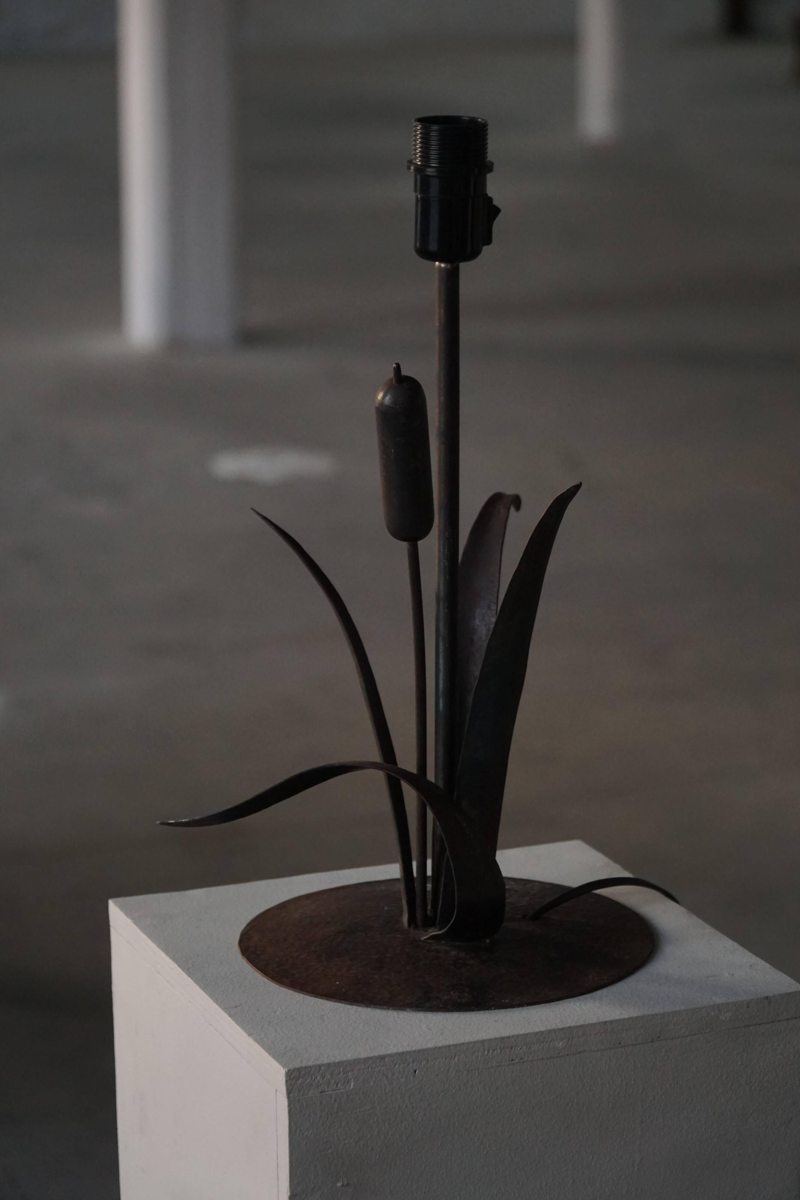 Handcrafted table lamp in wrought iron, organic shape, mid-20th century, 1940s.