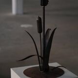 Handcrafted table lamp in wrought iron, organic shape, mid-20th century, 1940s.