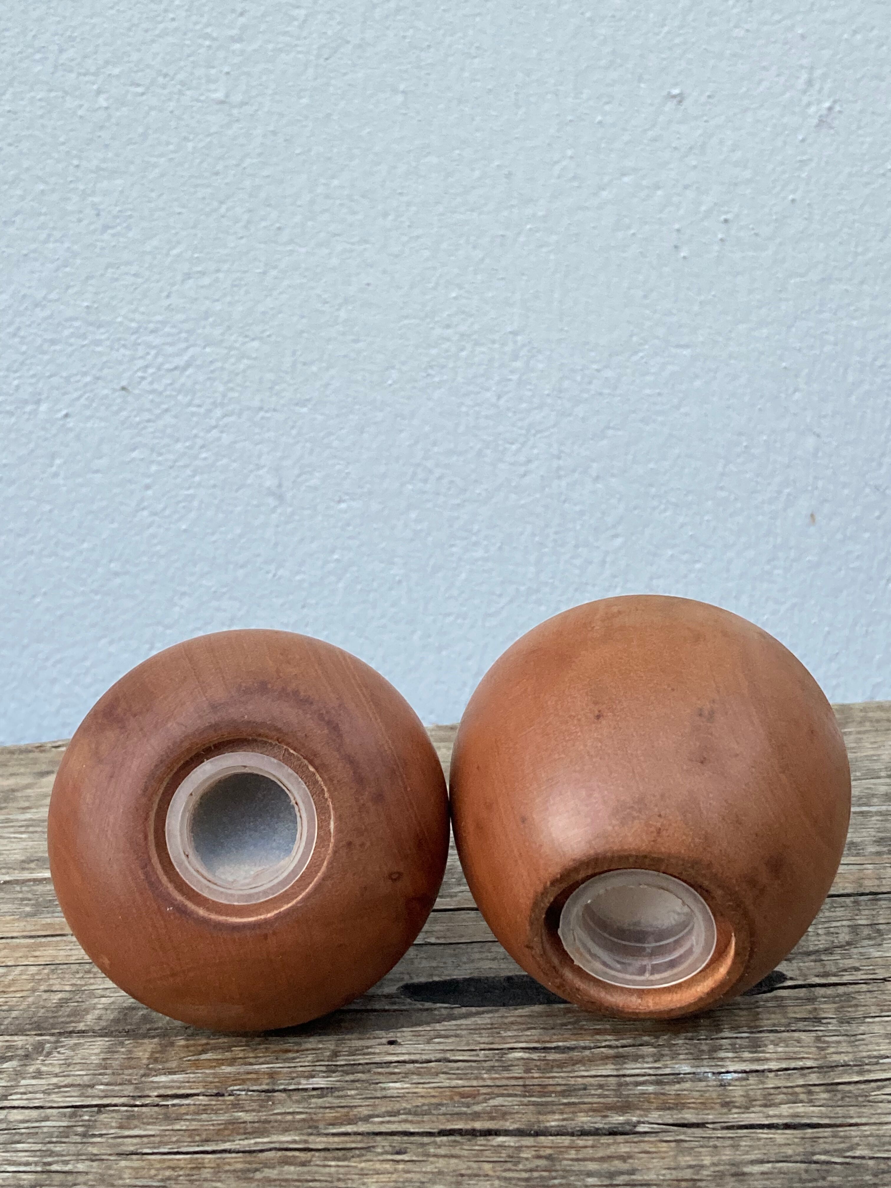 Duo of salt shaker and pepper in vintage wood from the 90s: apple and pear