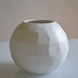 Vase boule à engobe laiteuse