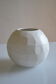 Vase boule à engobe laiteuse