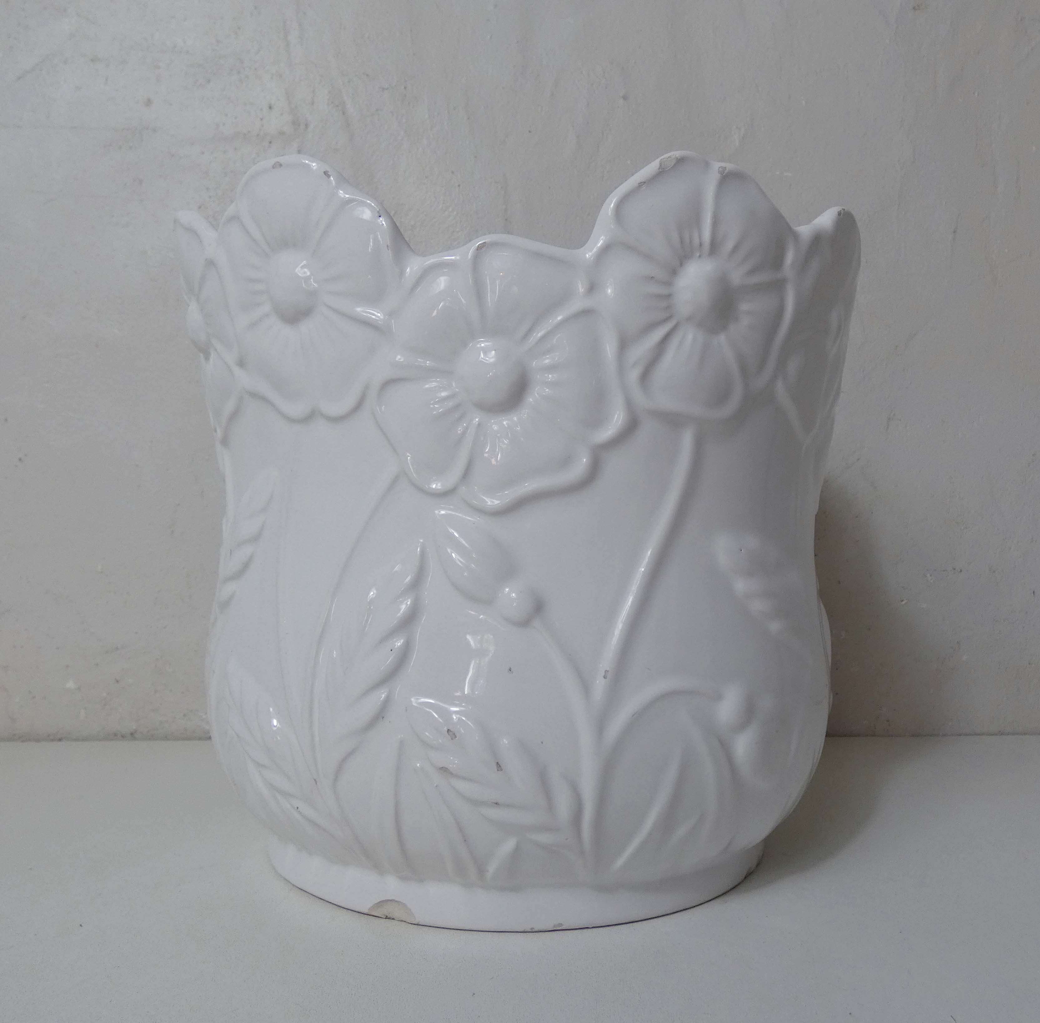 Pot cover in faience white vintage flowers