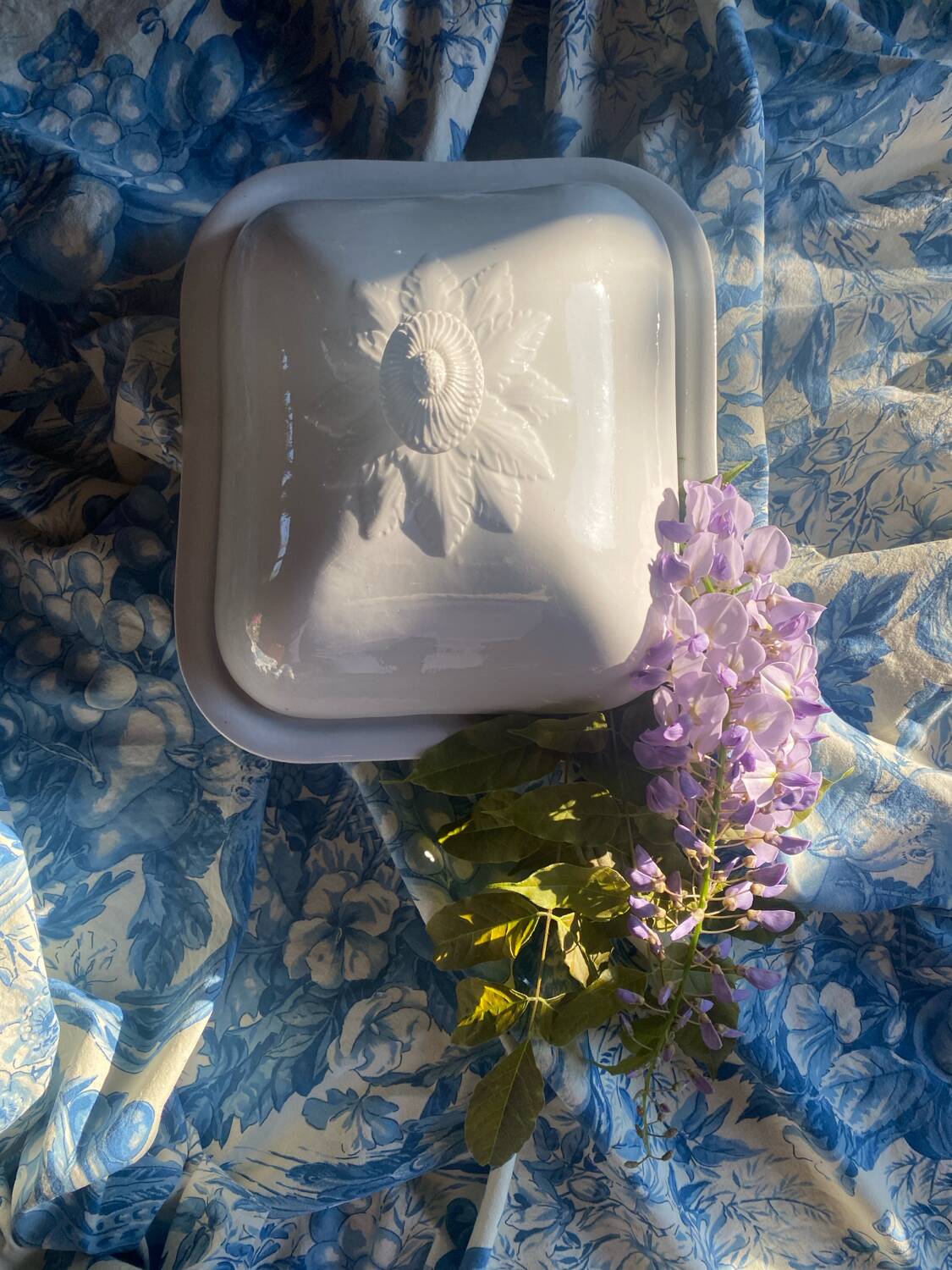 Large antique Villeroy and Boch porcelain dome dish