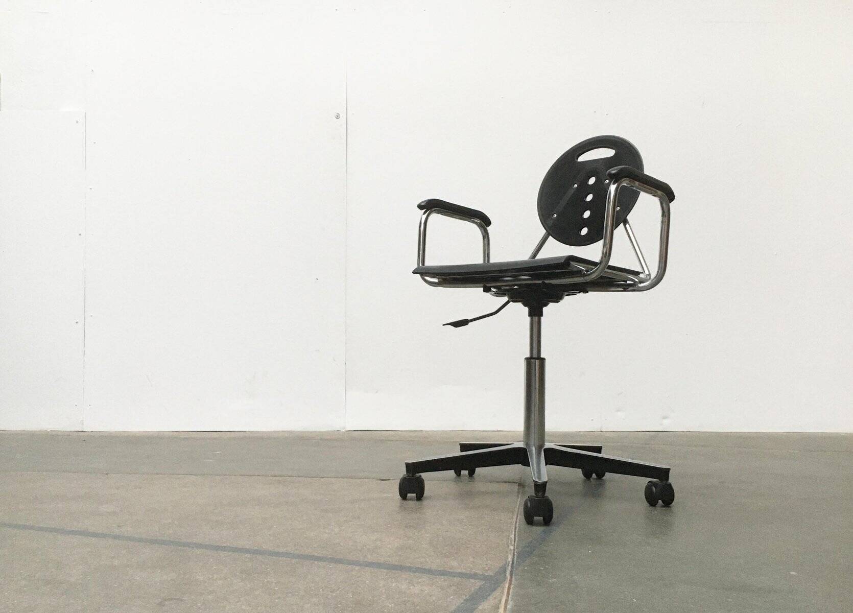 Postmodern Italian swivel chair Charlie by Carlo Bimbi & Nilo Gioacchini for Segis, 1980s.