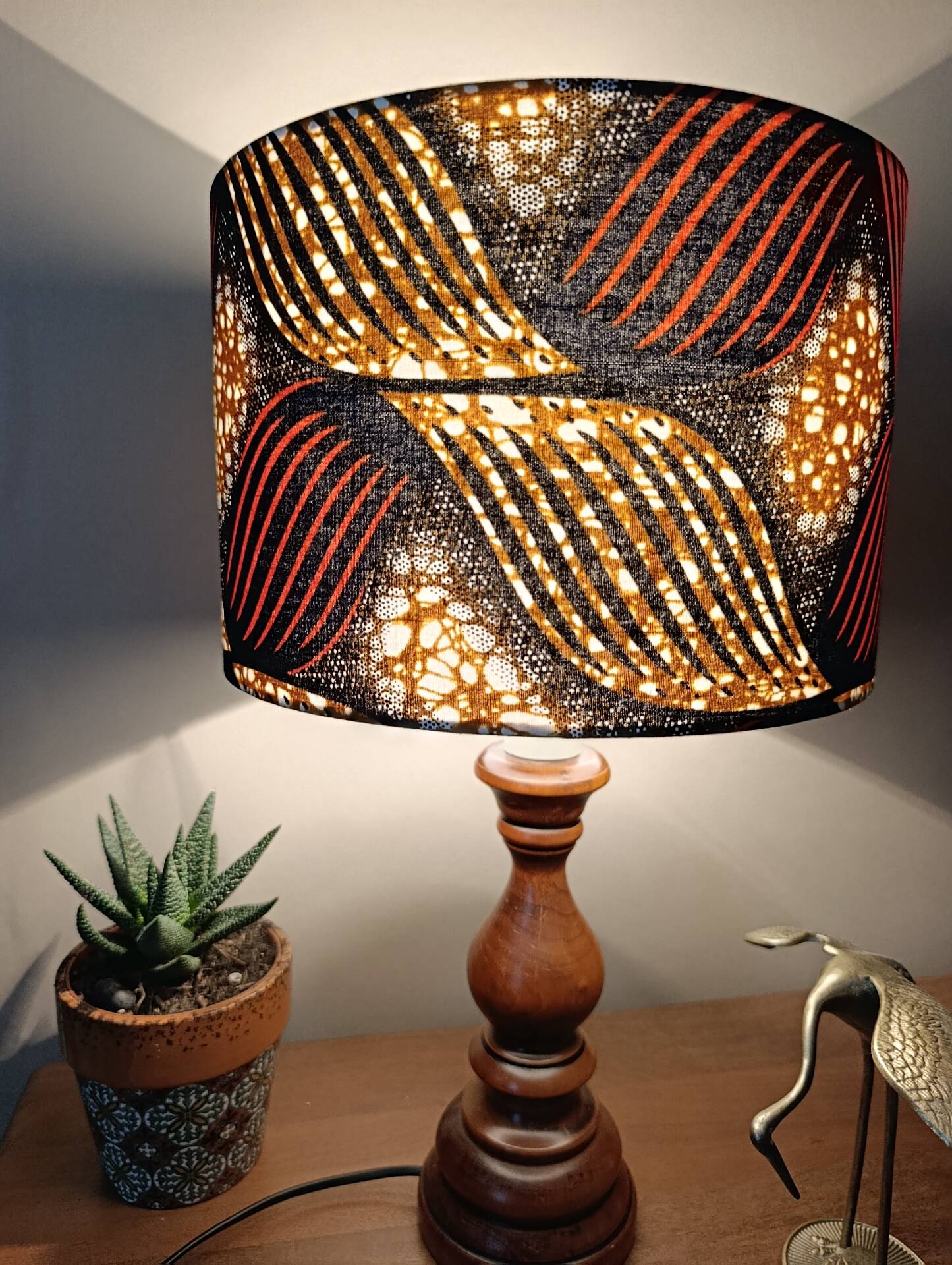 lampe bois tourné massif, imprimé wax ethnique