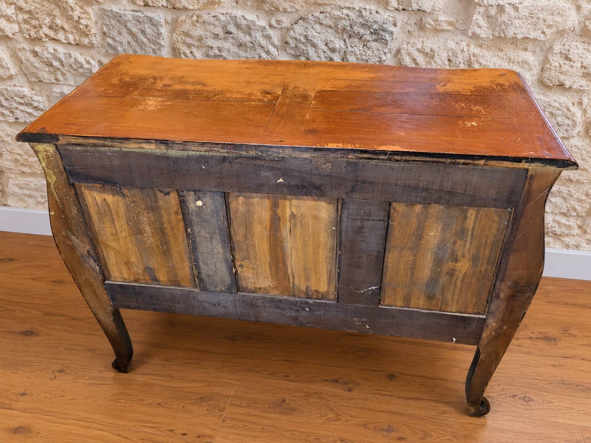 Jumping commode Louis XV Provençal solid walnut