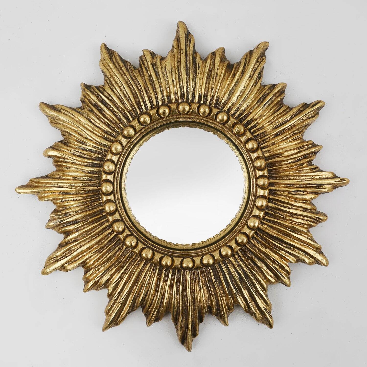 Miroir convexe en résine dorée en forme de soleil, France, années 1960.