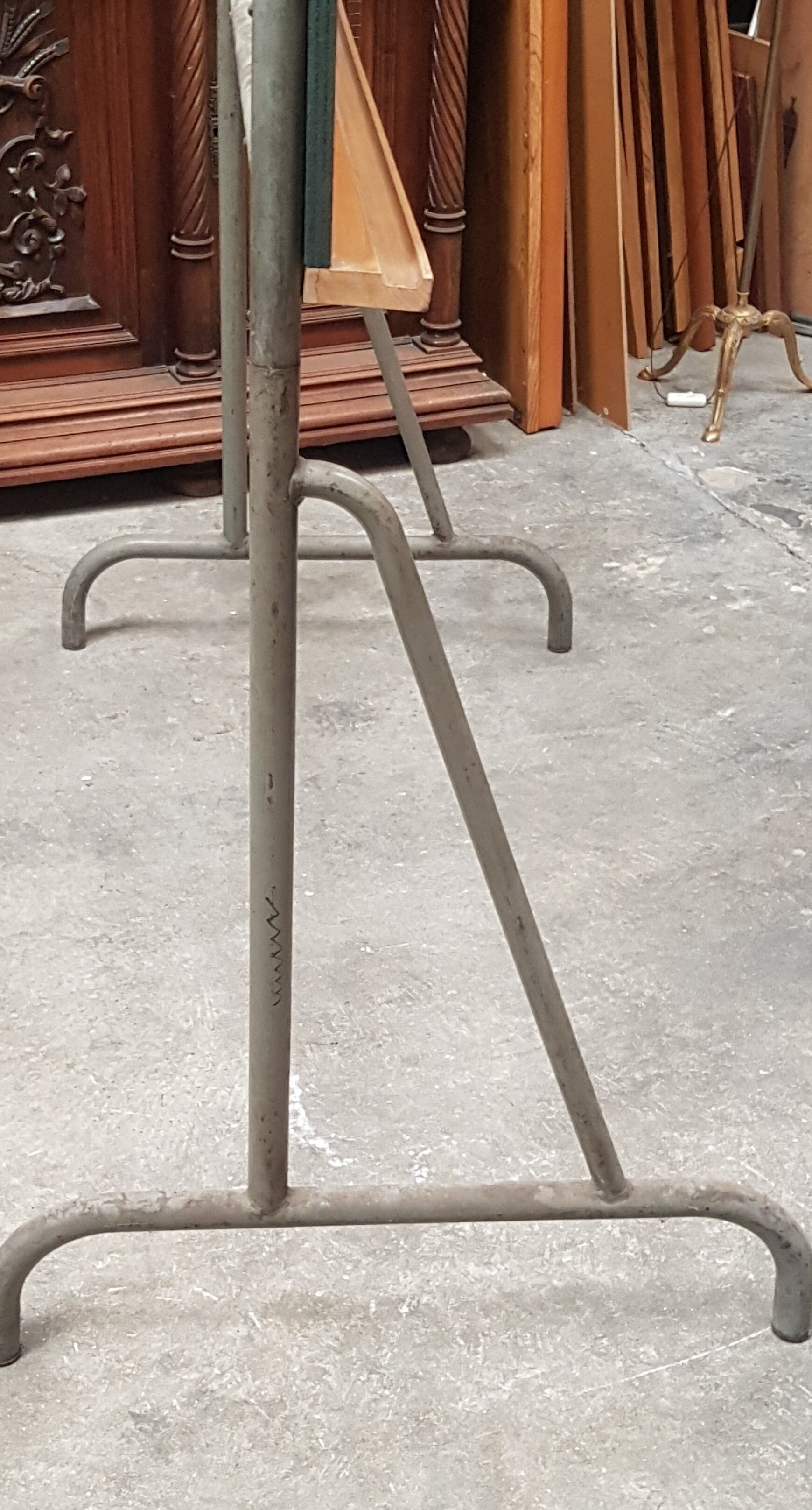 School board mounted on tubular feet