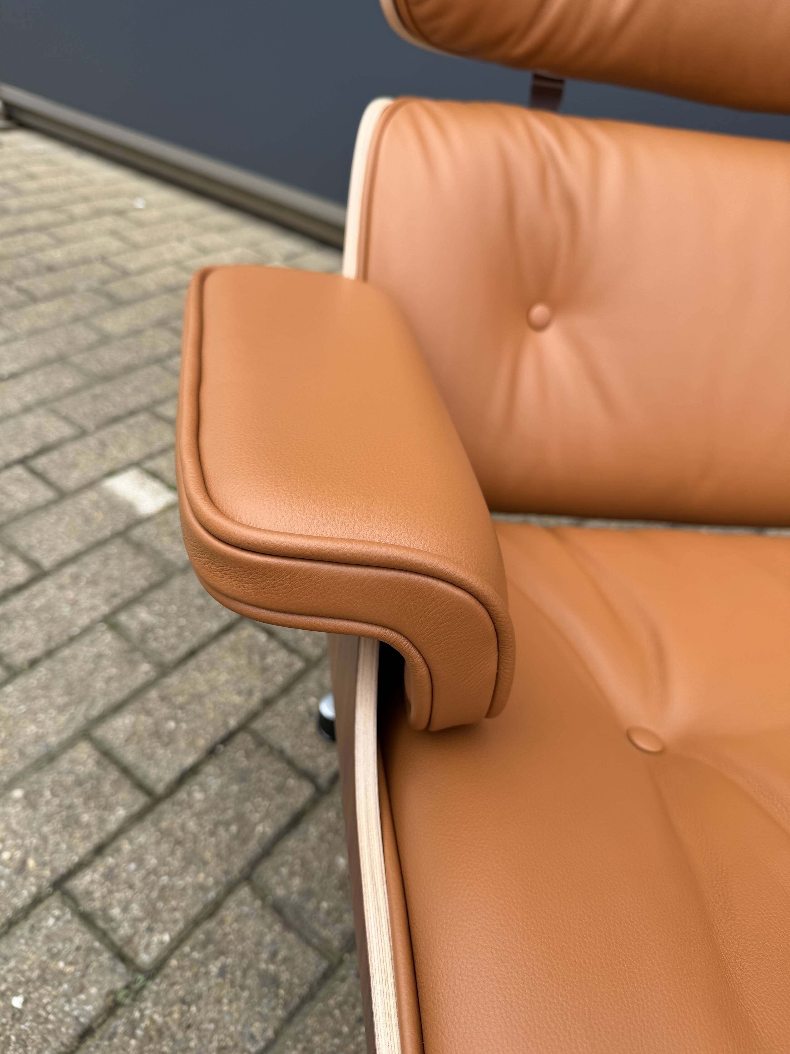 Vitra Eames Lounge Chair XL + Ottoman, Cognac leather & Santos Rosewood