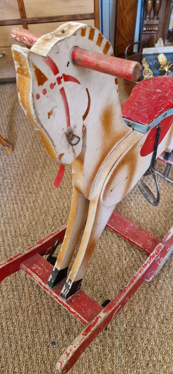Cheval à bascule en bois