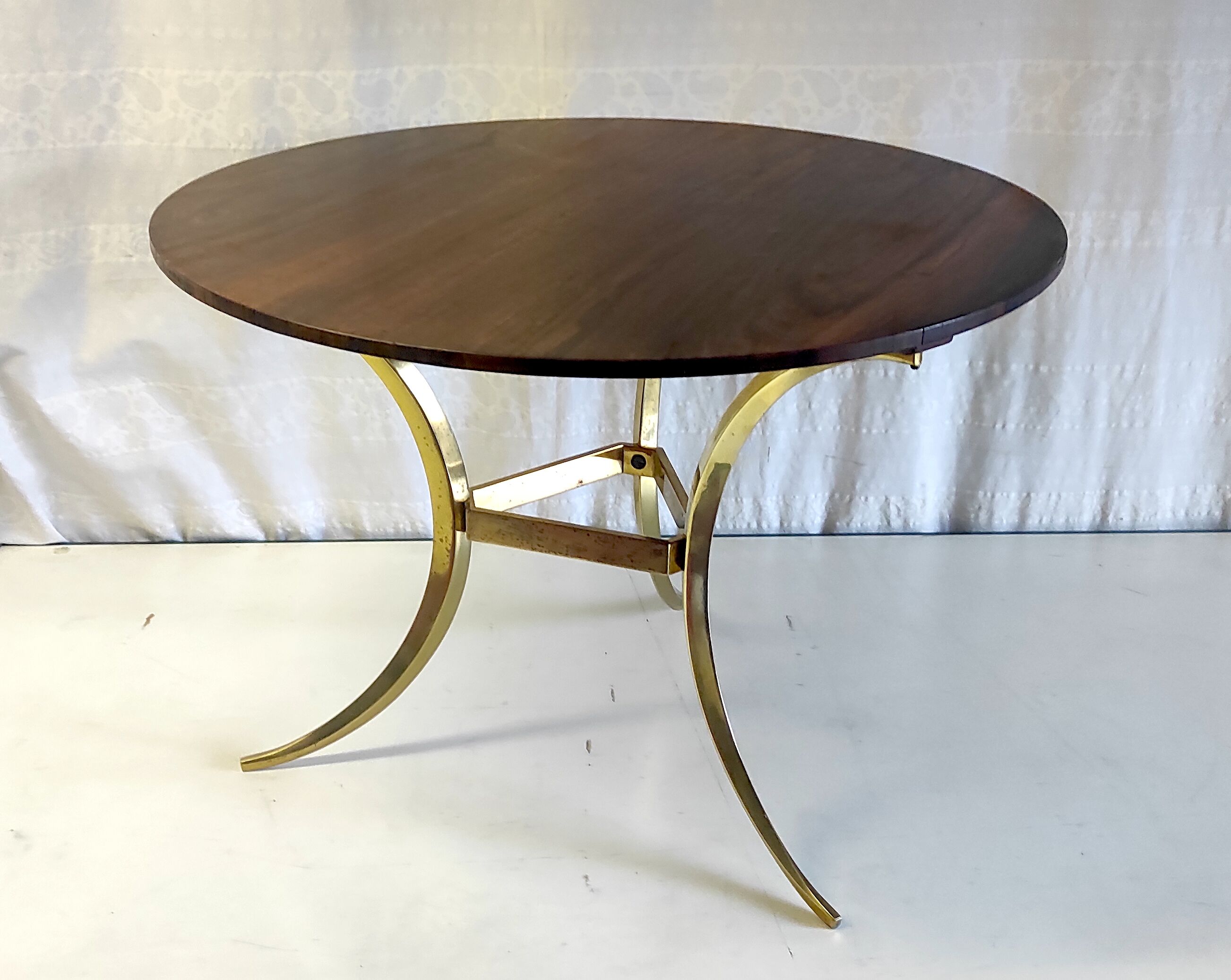 Tripod round coffee table in gilded brass and rosewood – 60s/70s