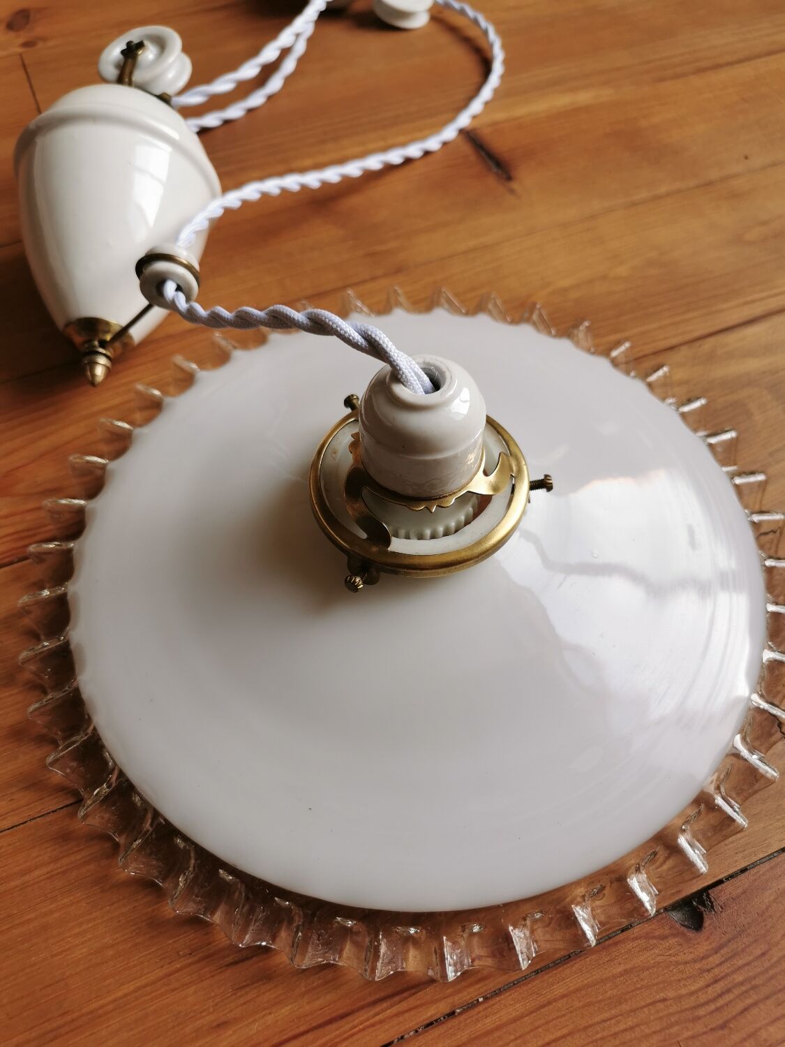 Opaline suspension with up and down