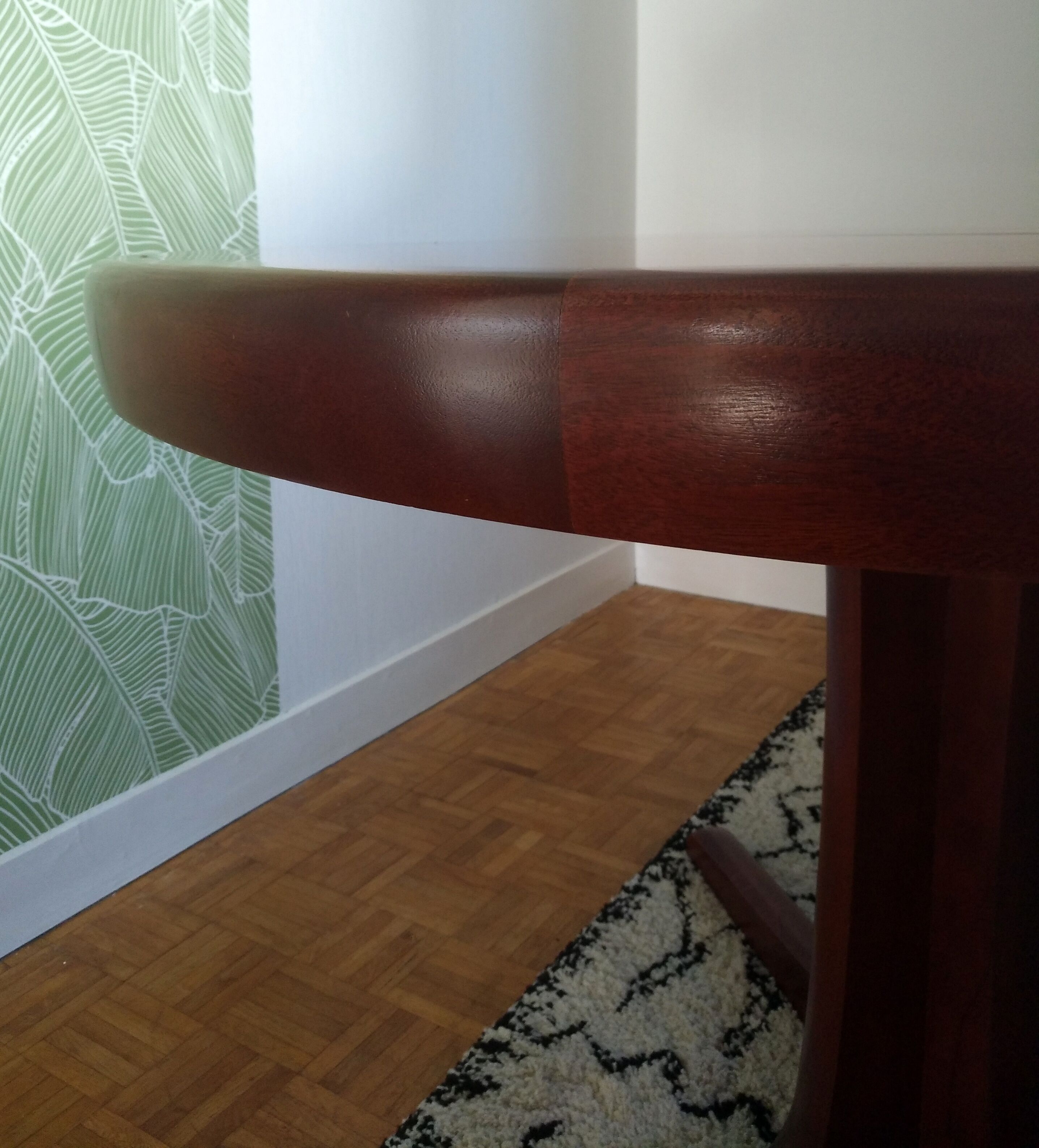 Danish extendable round table on central support