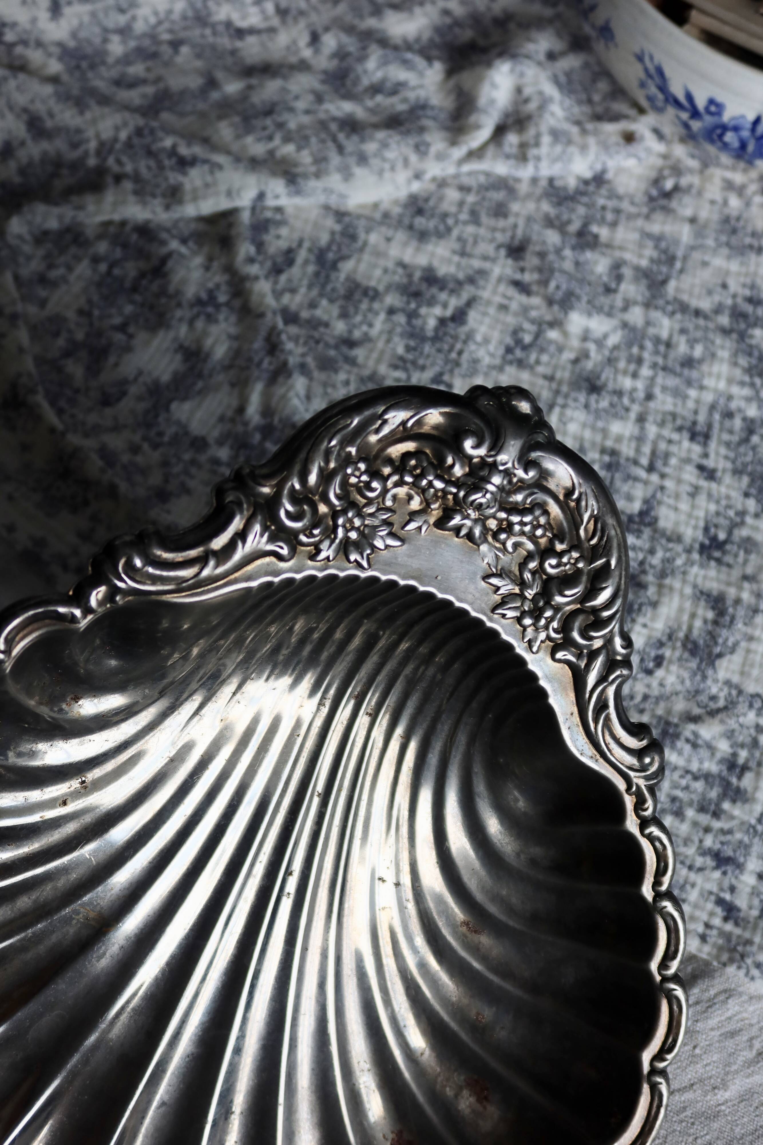 Large vintage shell-shaped platter in shiny silver-plated metal.