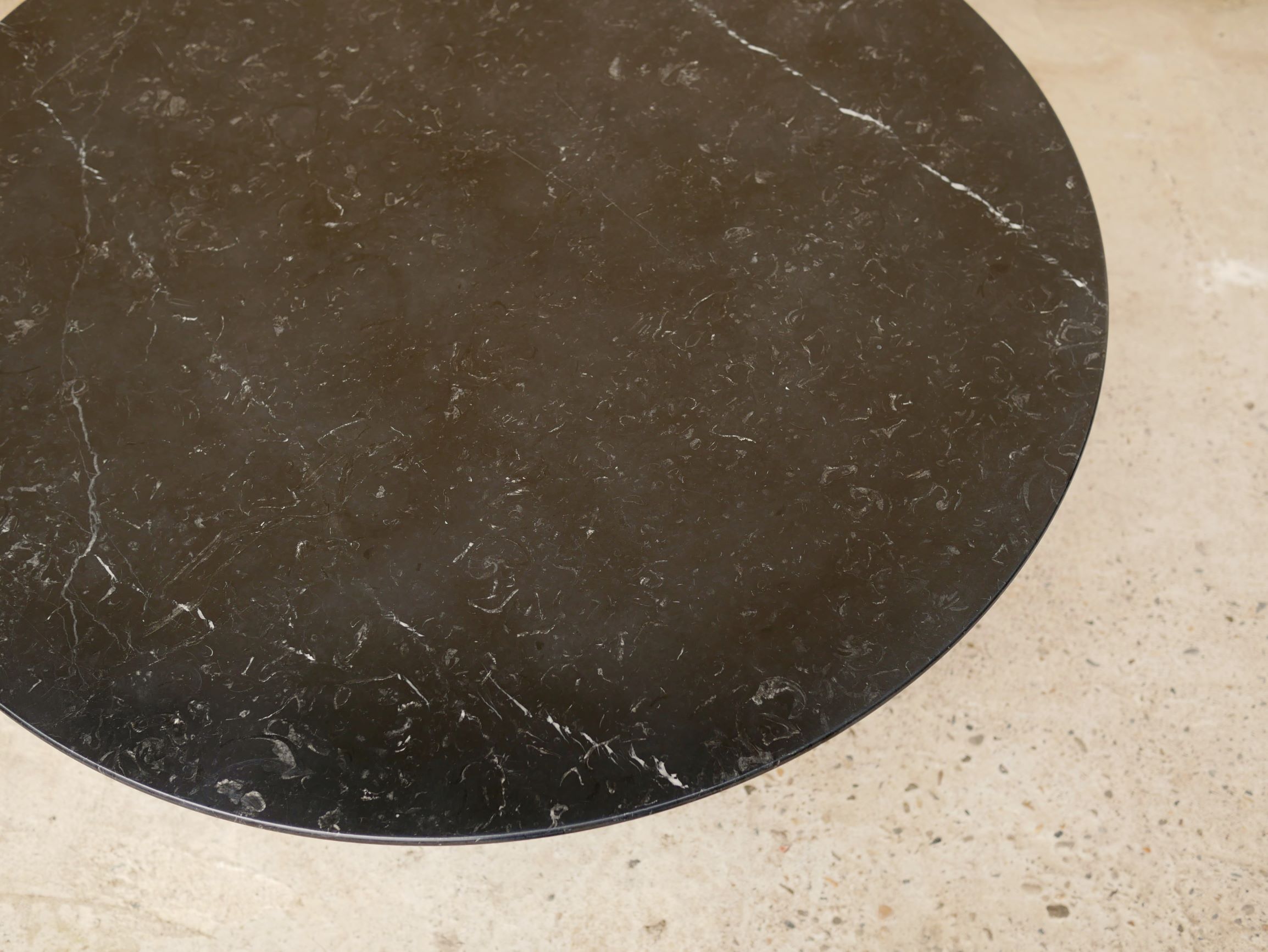 Table basse tulipe vintage en marbre noir