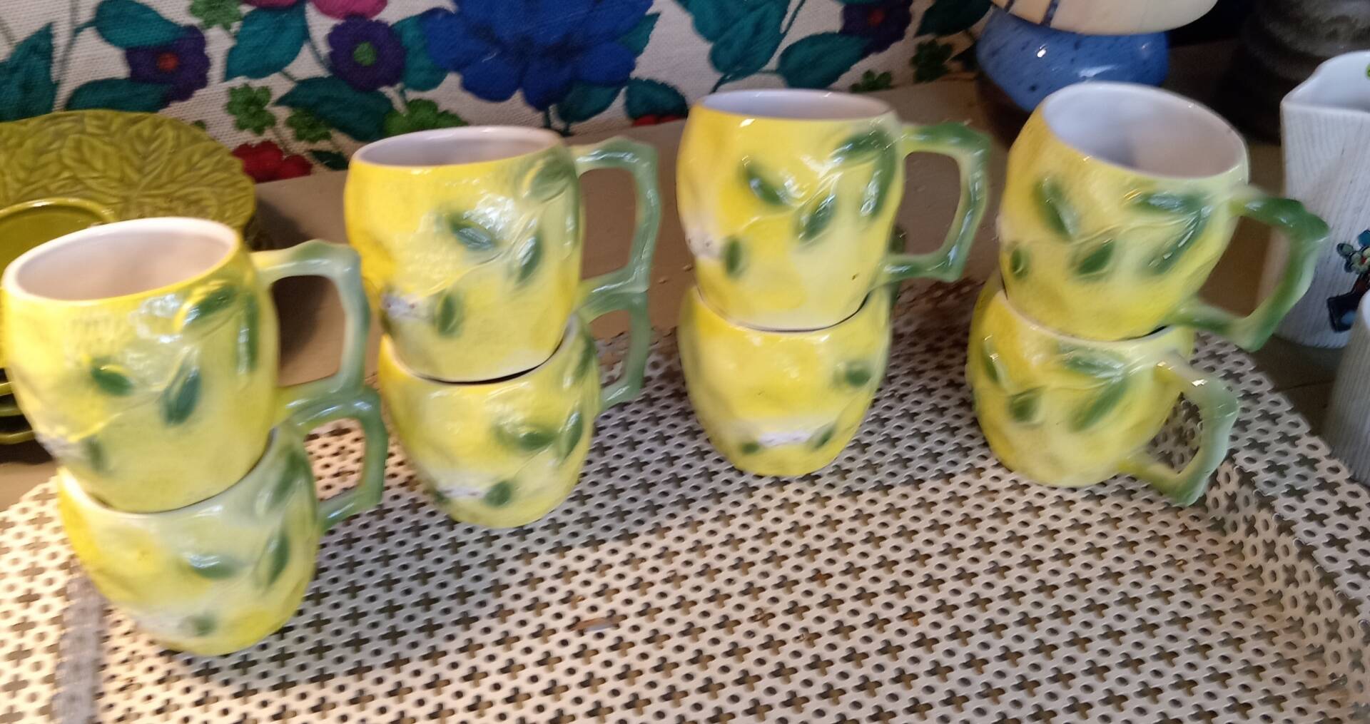 Huit mugs en barbotine