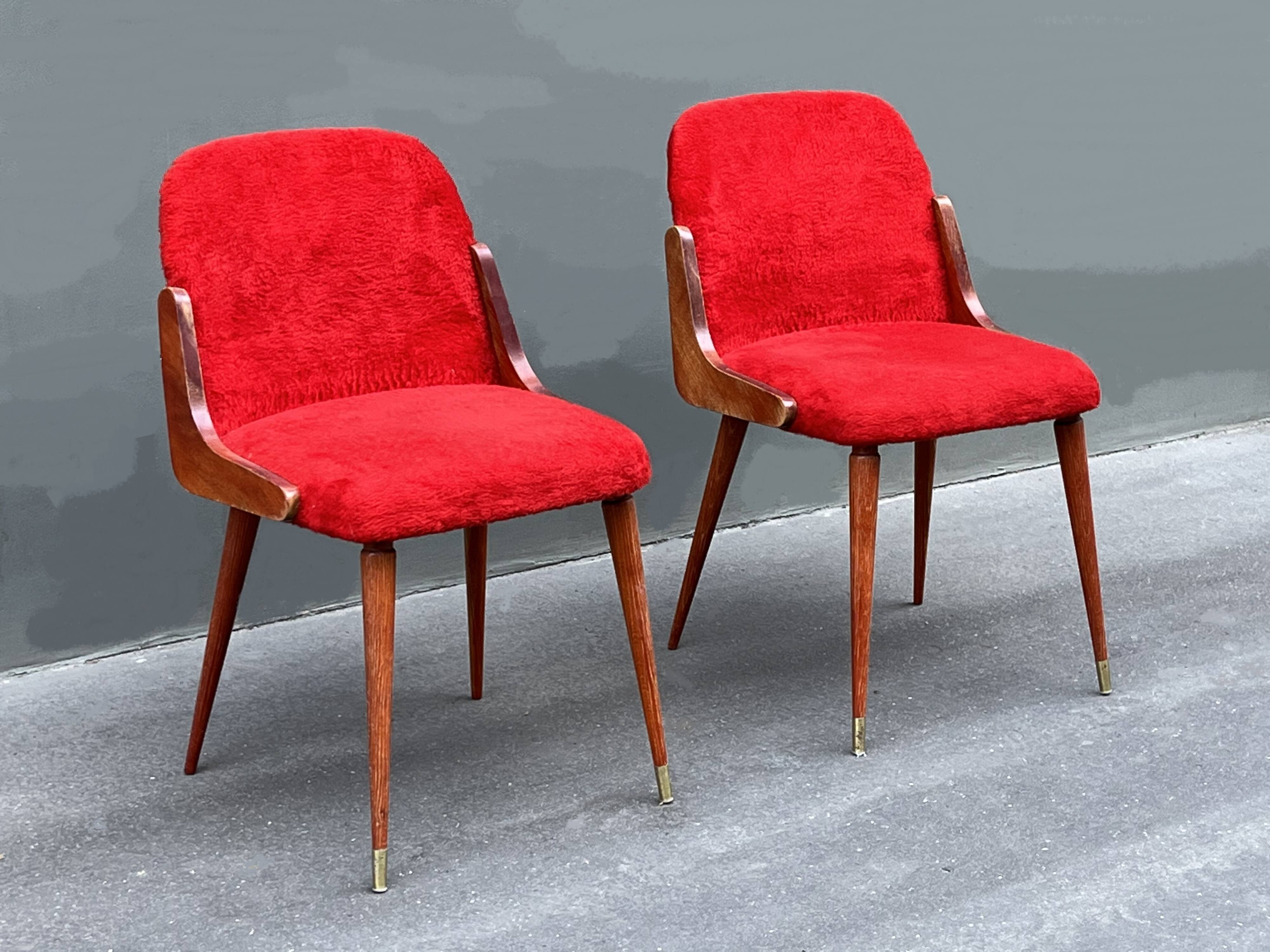 Pair of 1960s chairs in sheepskin and varnished wood