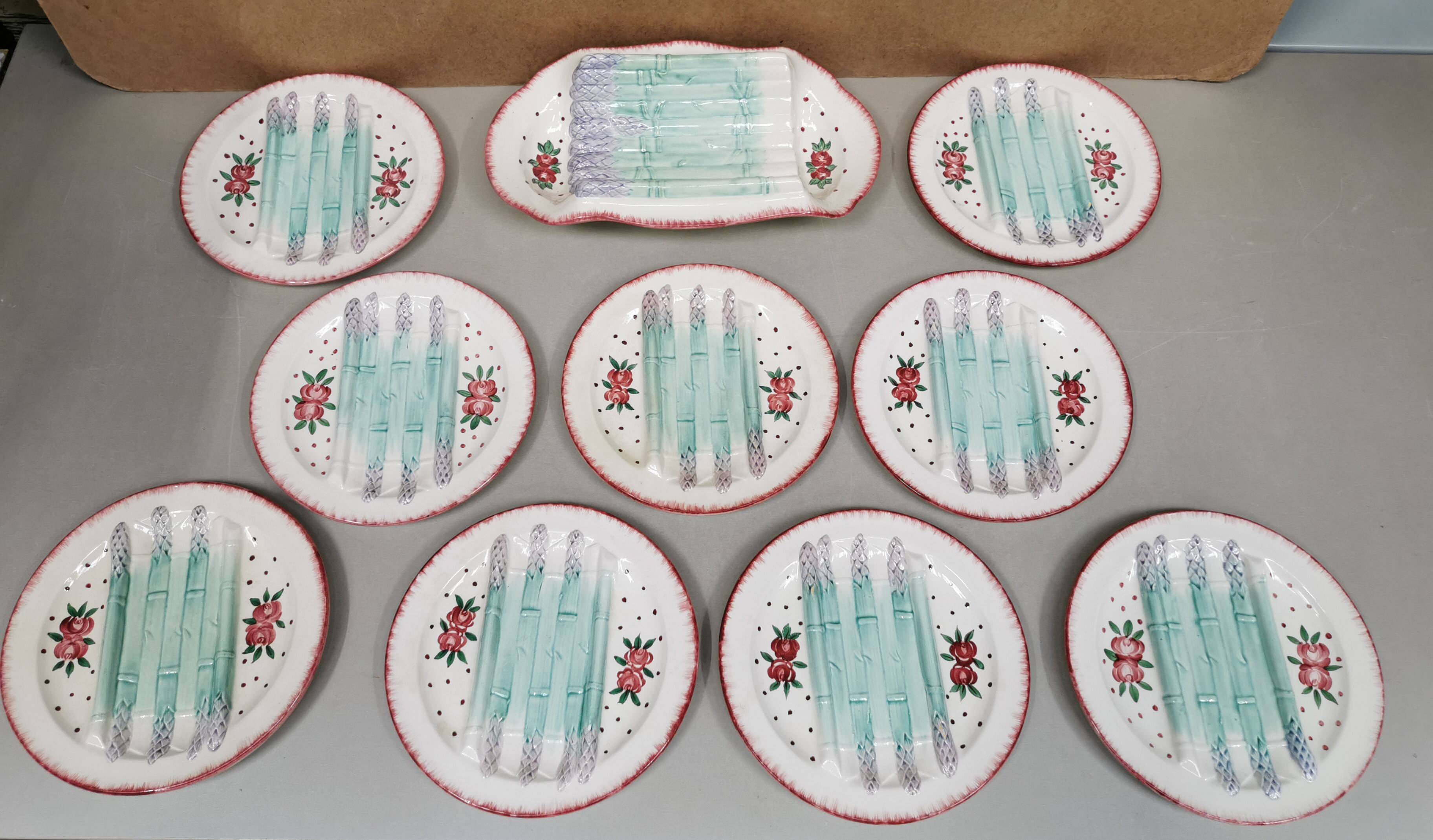 Plat et assiettes barbotine , service à asperges en faience de longchamp