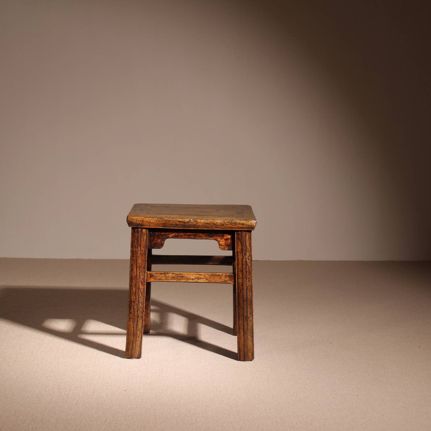 Ensemble de banc, tabouret et table basse 'Wabi Sabi' primitif en chêne massif.